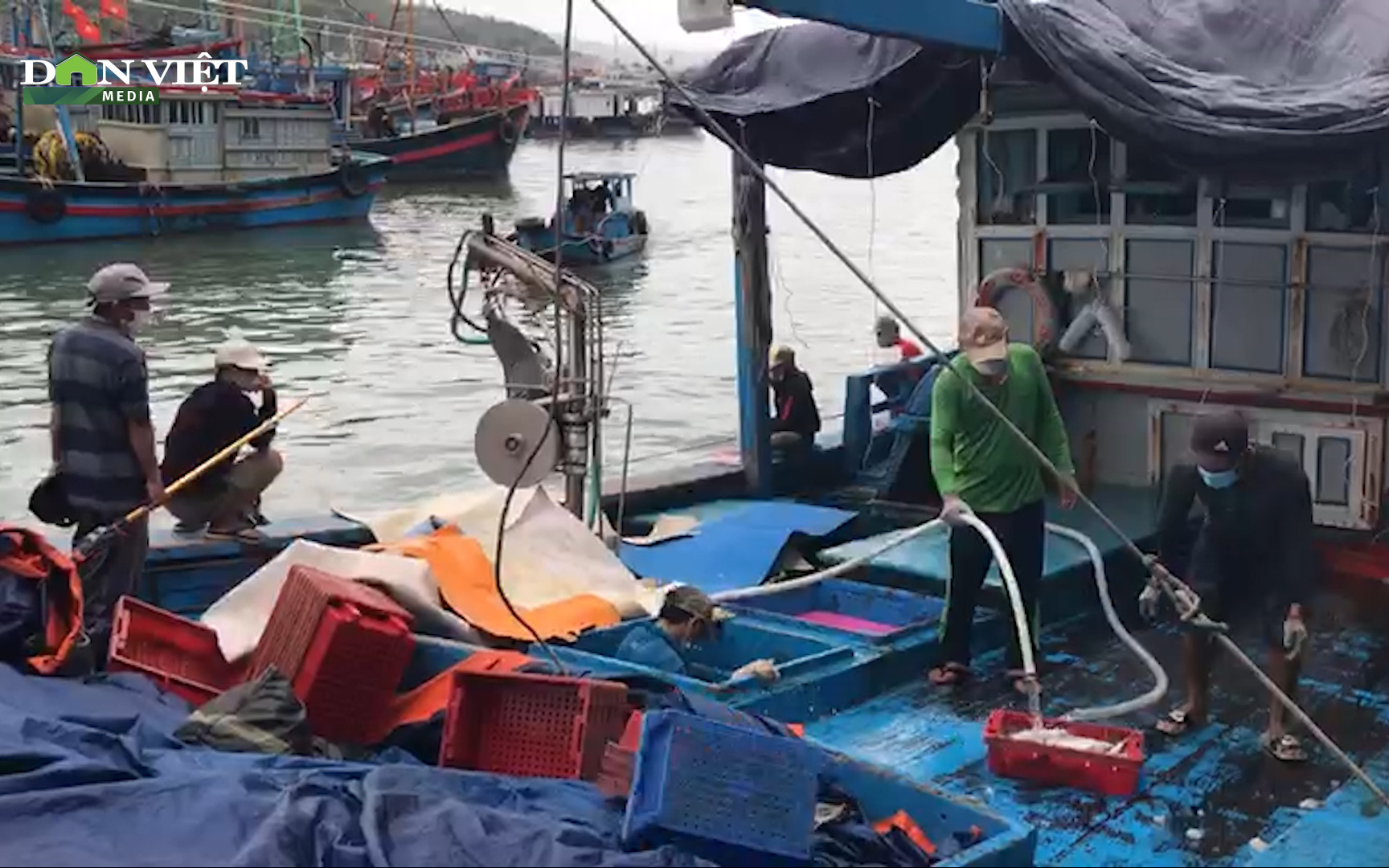 Bão Rai vào Biển Đông, ngư dân Khánh Hòa hối hả chạy bão