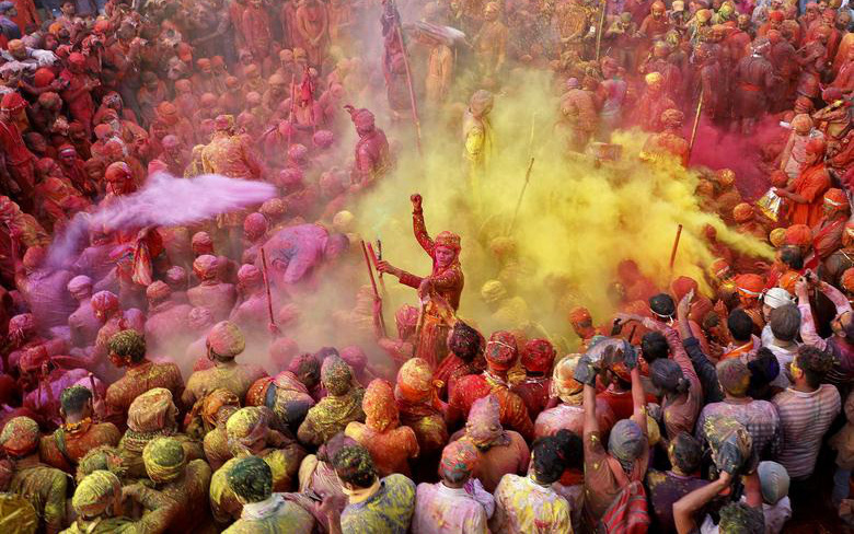 Ảnh: Hàng nghìn người tham gia lễ hội sắc màu Holi, bất chấp dịch Covid-19 đang tăng cao ở Ấn Độ