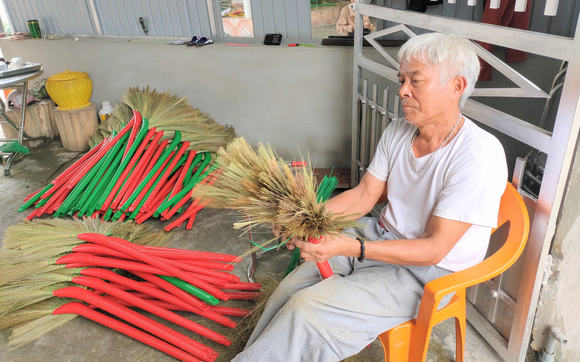 Hà Tĩnh: Người dân “hái ra tiền” nhờ lên rừng cắt cây hoang dại