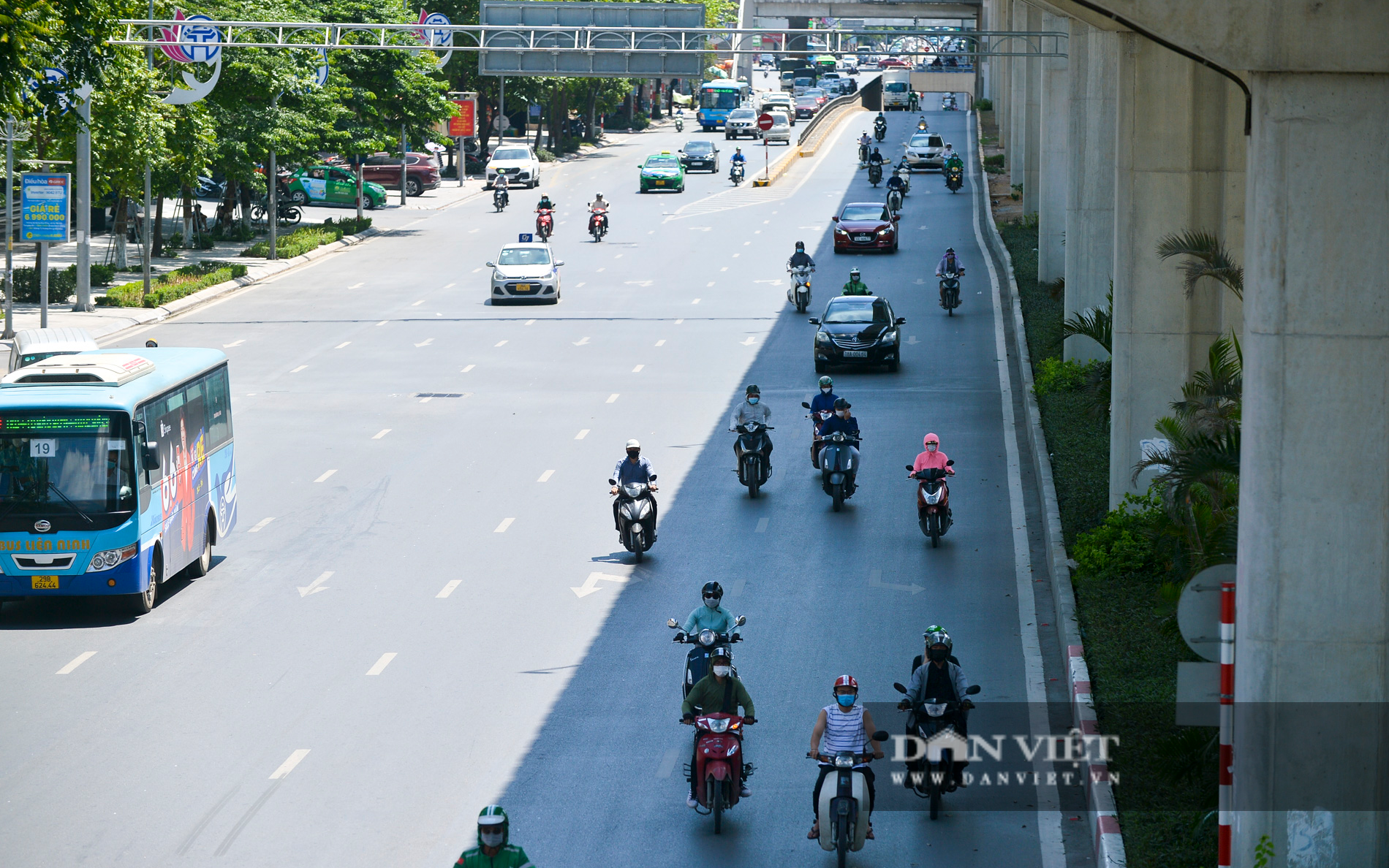 Nắng nóng đỉnh điểm: Nhựa đường tan chảy, người dân vật lộn dưới thời tiết như thiêu như đốt