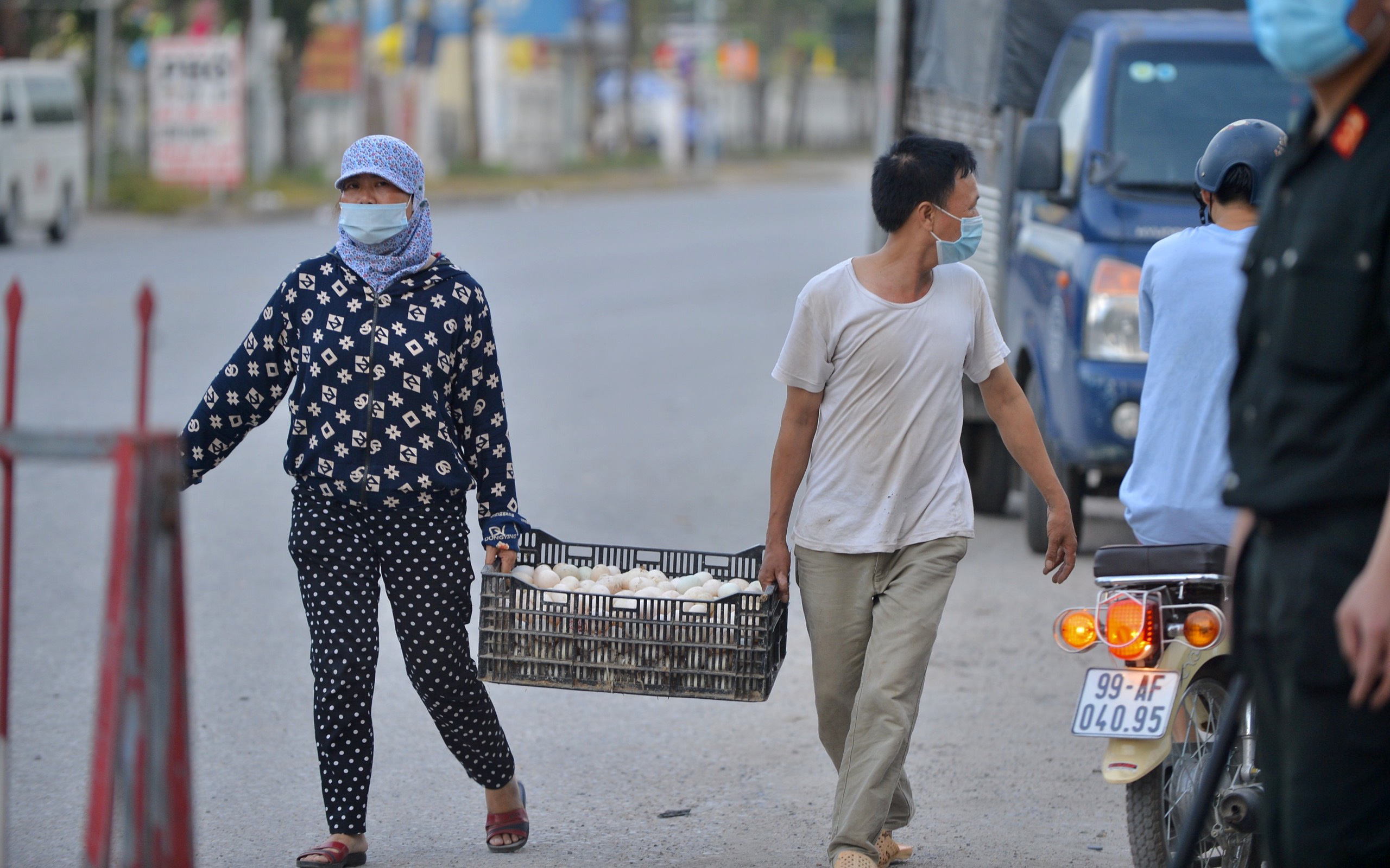 Thuận Thành lập “kỷ lục” 77 ca cộng dồn, hàng trăm phương tiện quay đầu xe, người dân tranh thủ tiếp tế lương thực