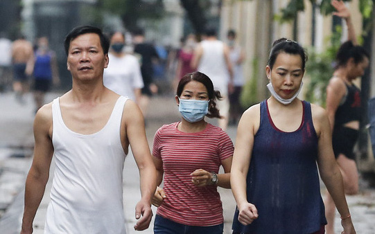 Hà Nội: Nhiều người không đeo khẩu trang trong ngày đầu tiên nới lỏng hoạt động ngoài trời