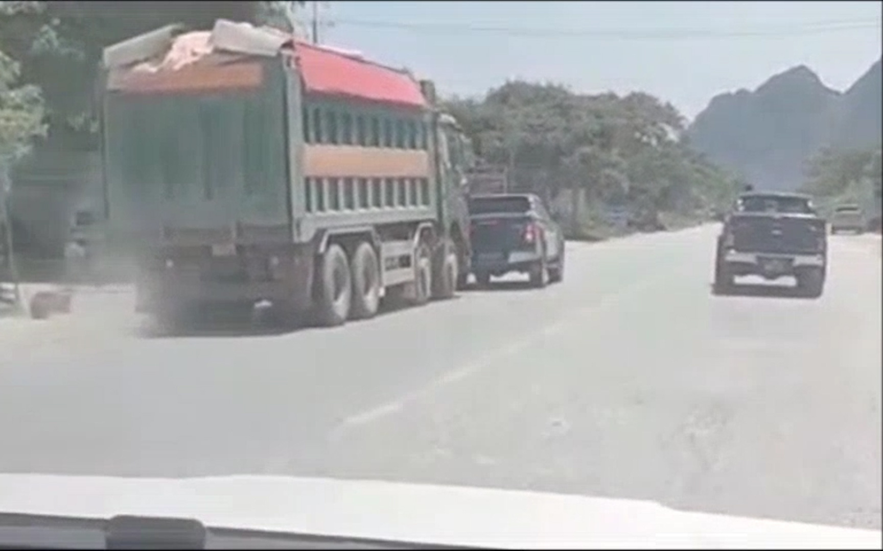 Clip: Tài xế xe ben cố tình không chấp hành hiệu lệnh, đánh võng tìm cách vượt qua lực lượng chức năng