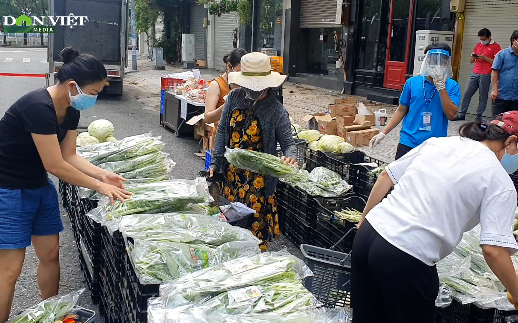 TP.HCM: Nhà thuốc, cửa hàng mỹ phẩm ra vỉa hè bán rau củ, thịt cá cho người dân