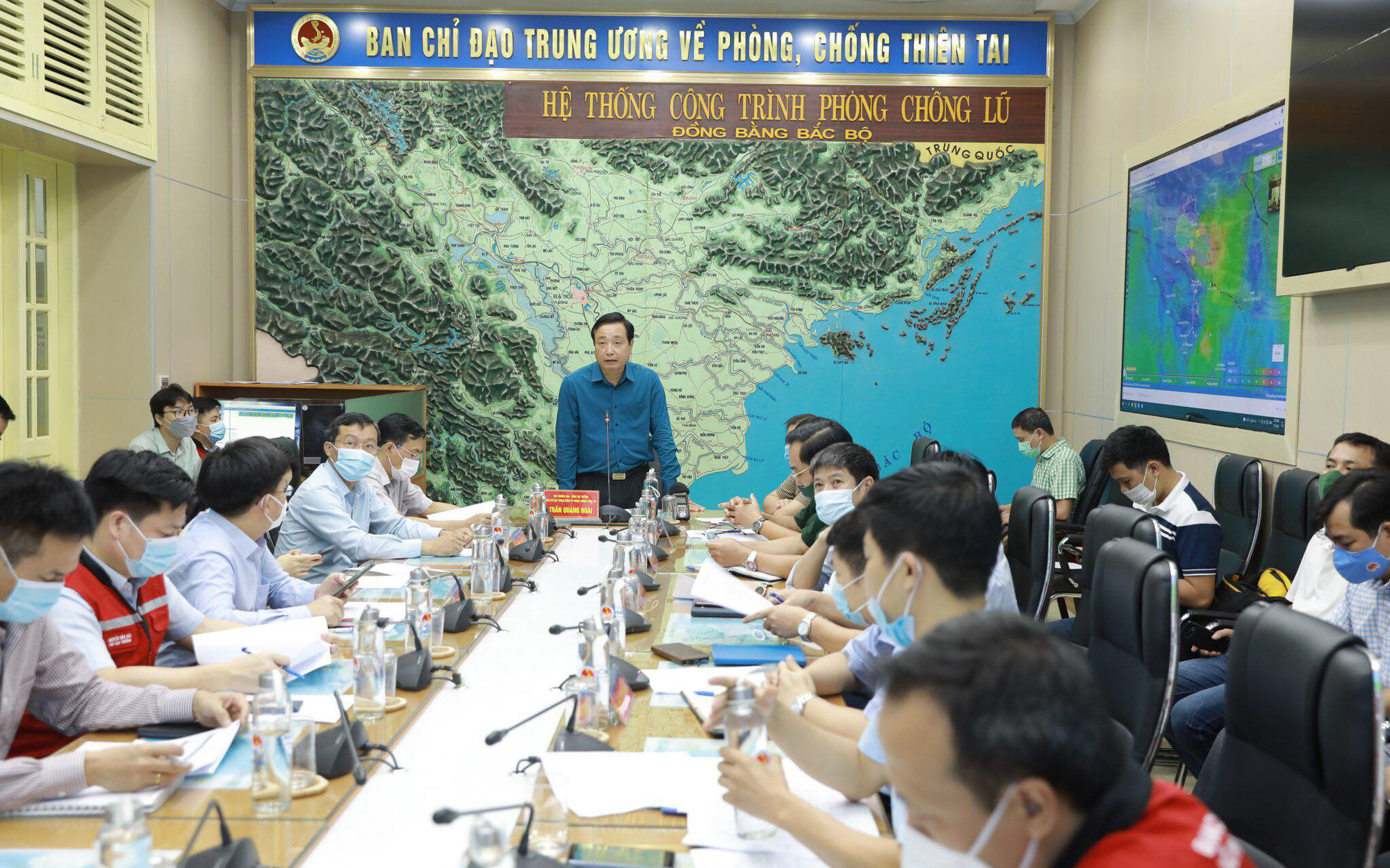 Đôn đốc tàu thuyền ra khỏi vùng nguy hiểm, đề phòng nguy cơ sạt lở đất, lũ quét