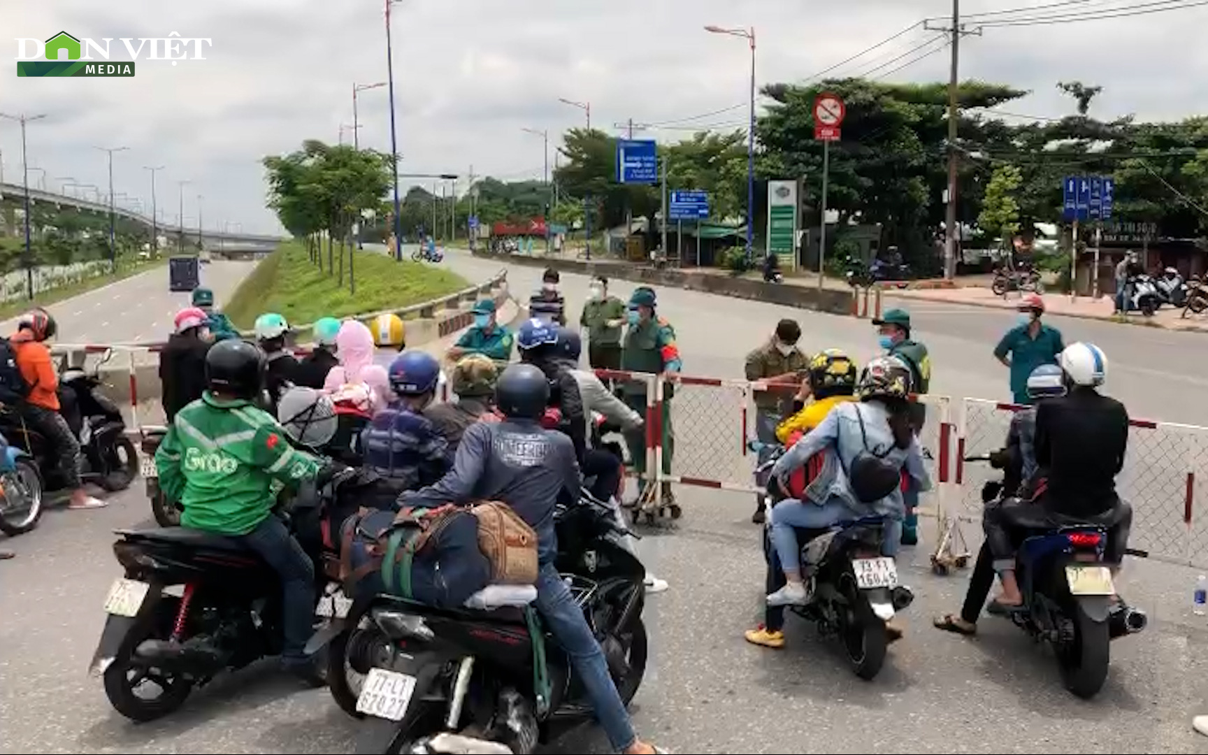 Video: Người dân tìm cách về quê khi TP.HCM giãn cách thêm 1 tháng