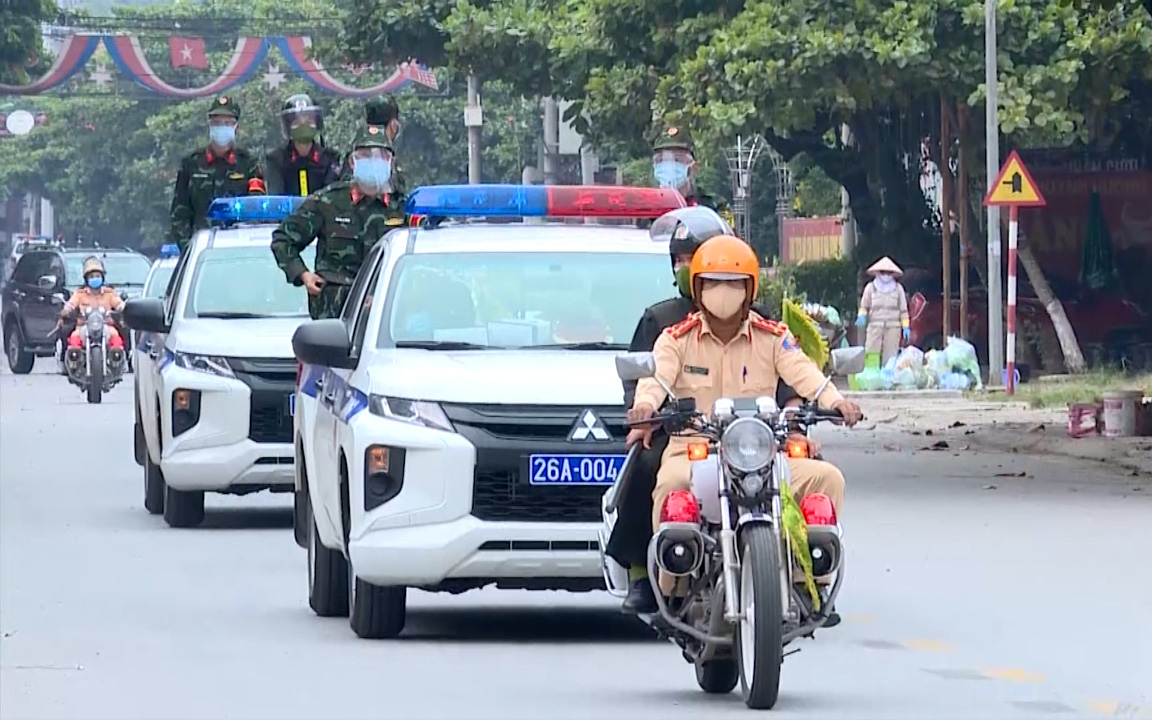 “Vùng đỏ” Phù Yên được tăng cường gần 100 chiến sĩ công an vào chống dịch