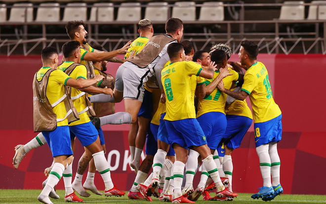 Ảnh: Dani Alves cùng Olympic Brazil tiến thẳng vào chung kết sau loạt luân lưu dễ dàng