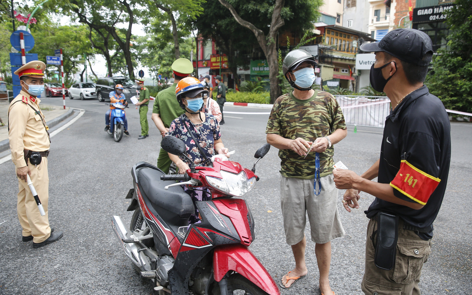 Hà Nội ngày 2/9: Khu vui chơi tham quan vắng vẻ, nhiều người ra đường bị xử phạt