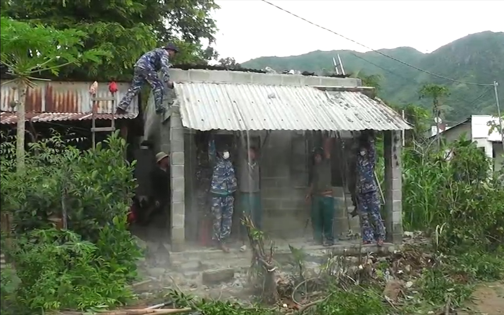 Bộ đội Vùng 4 Hải quân sửa chữa nhà, làm sạch môi trường, khám bệnh miễn phí cho người nghèo