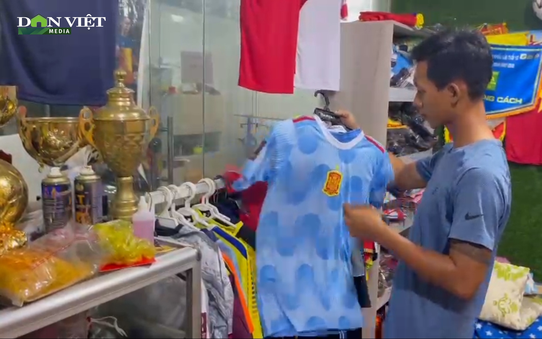 Cửa hàng thể thao “cháy hàng” mùa World Cup