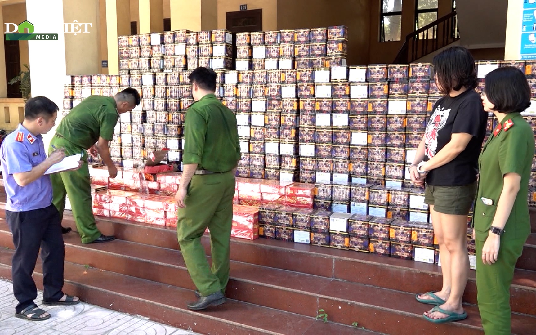 Video: Thu giữ 6,4 tấn pháo lậu được nguỵ trang trong thùng hoa quả nhập khẩu