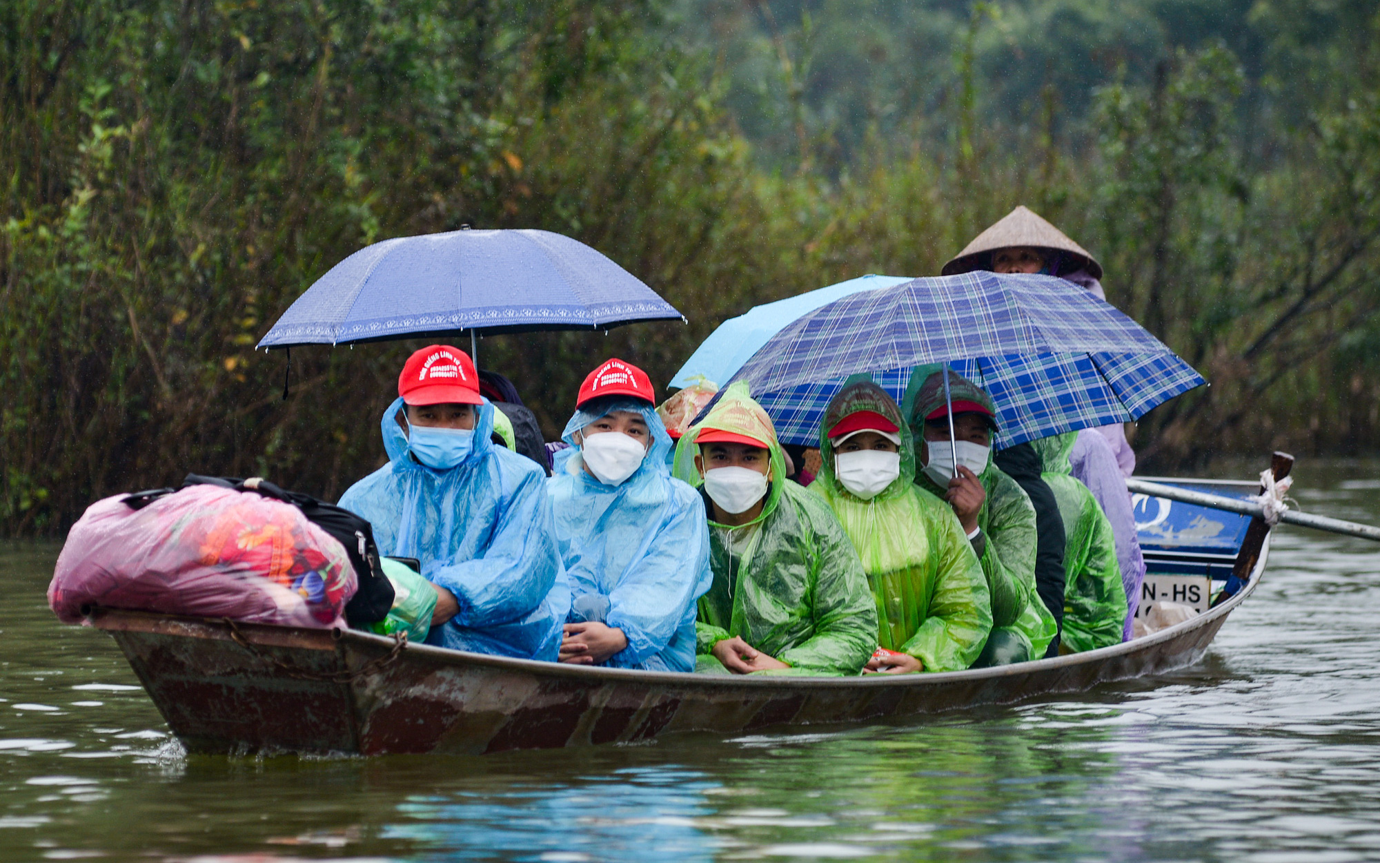 Chùa Hương ngày đầu mở cửa: Du khách dậy sớm đội mưa, tấp nập xuống đò vào lễ