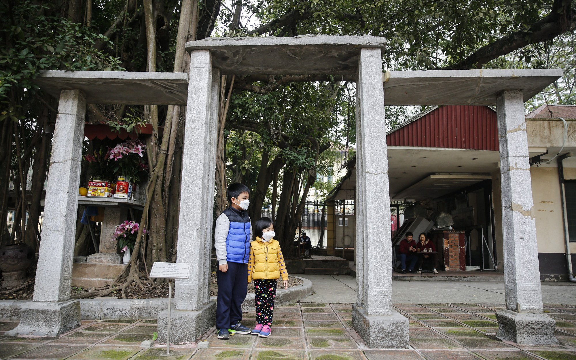 Cổng tam quan làm bằng đá trăm tuổi 