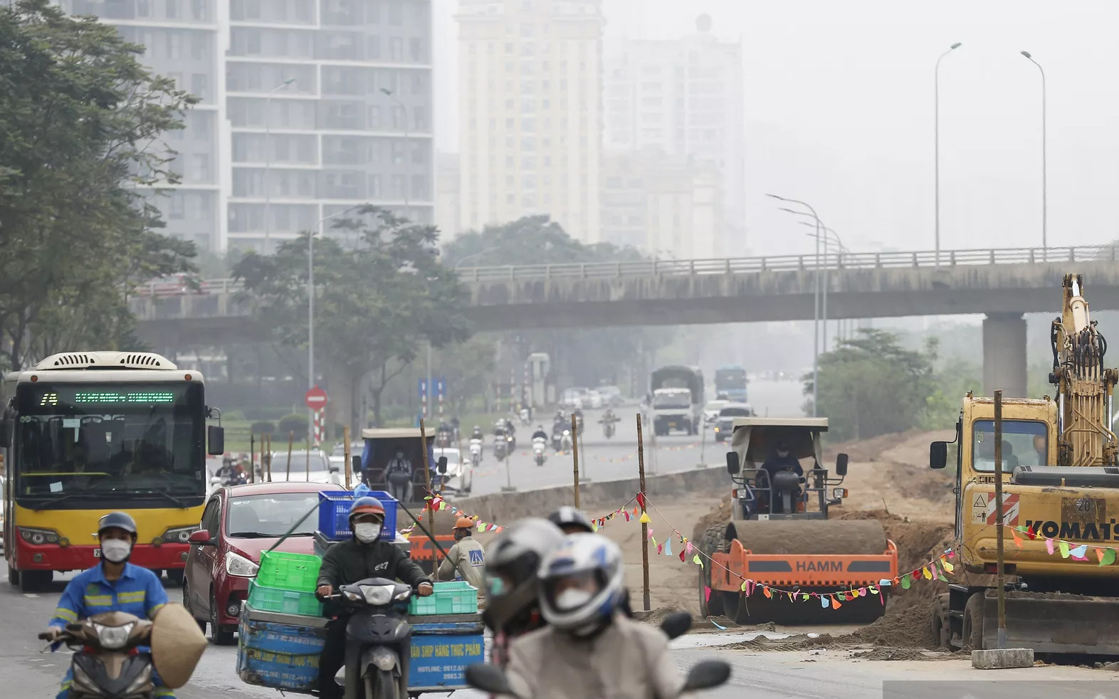 Thần tốc thi công mở rộng đường gom đại lộ Thăng Long để chống ngập và giảm ùn tắc