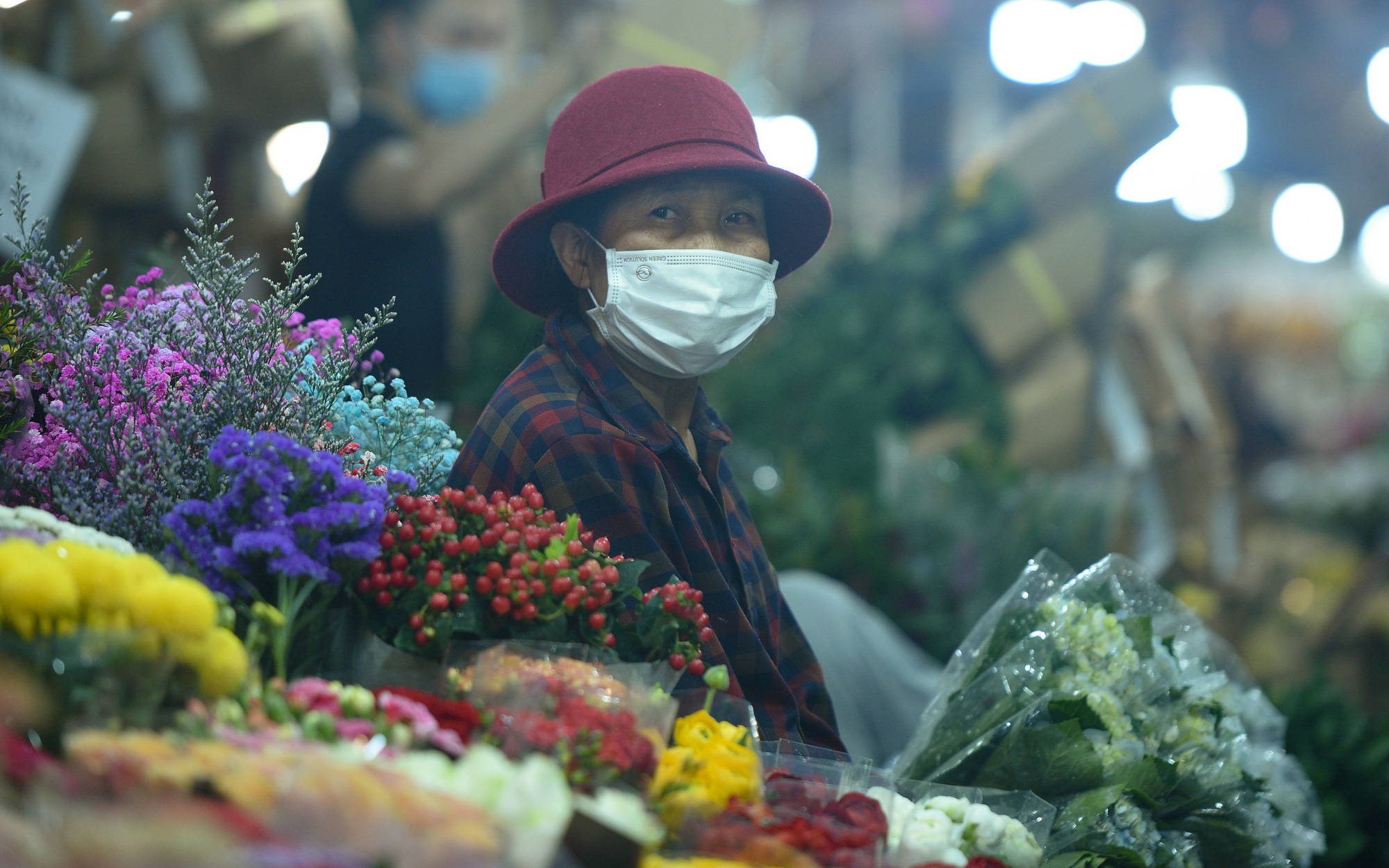 Tiểu thương chợ hoa lớn nhất Hà Nội ngủ gật vì vắng khách trước ngày 8/3