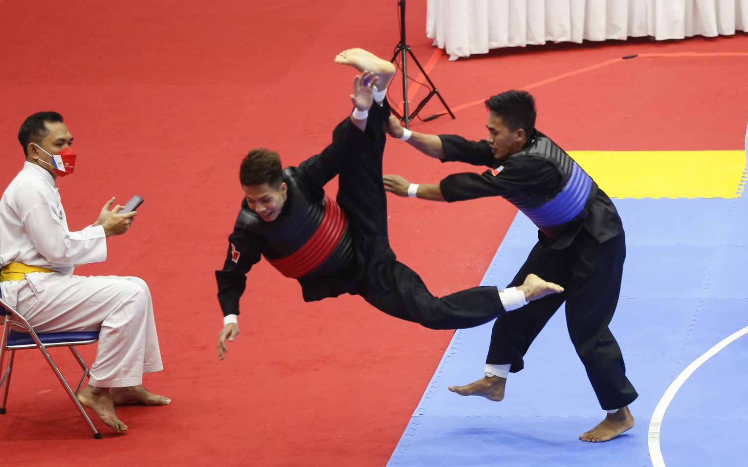 Võ sĩ Pencak silat Việt Nam tươi cười trong trận đấu đầy kịch tính với võ sĩ Philippines