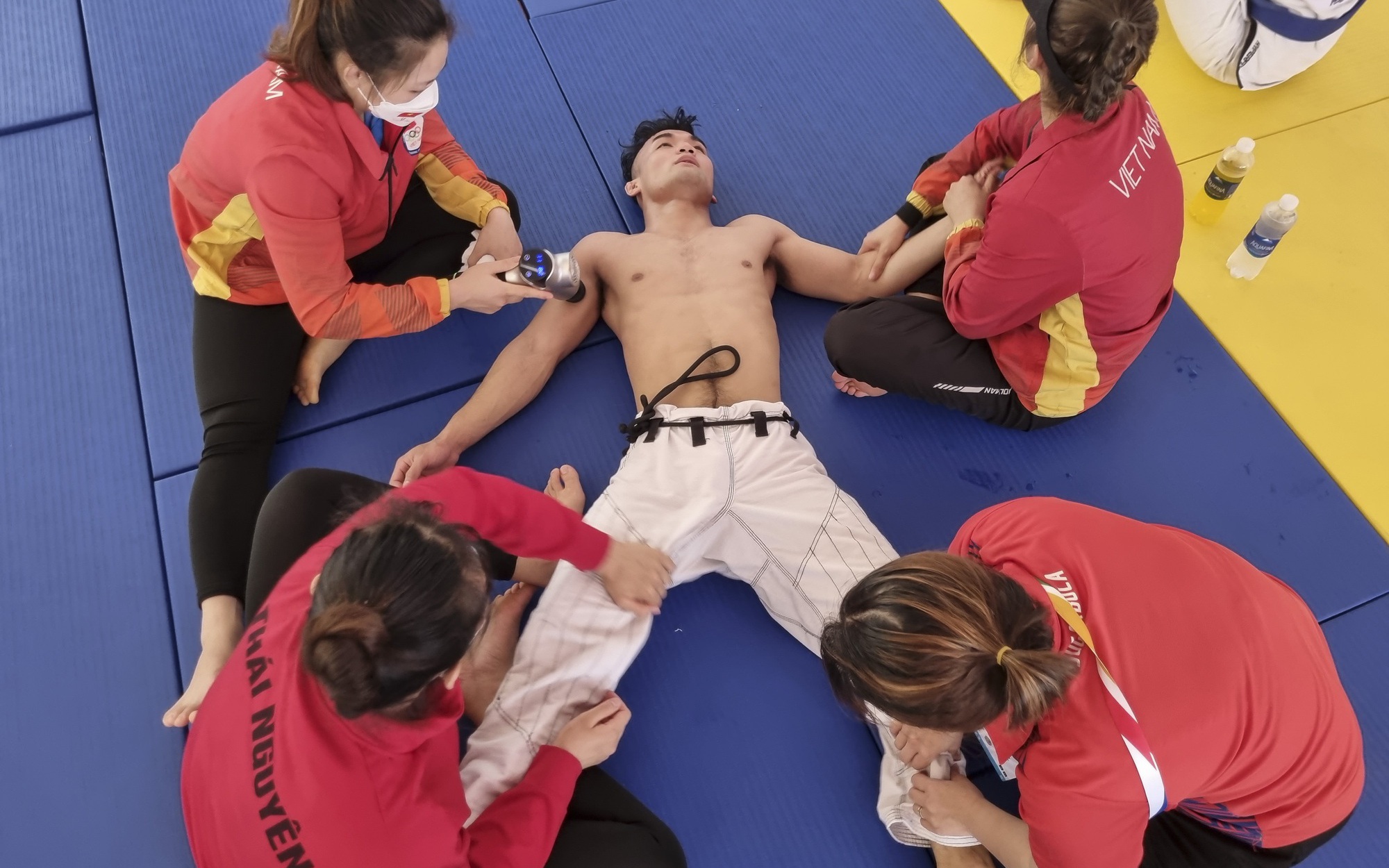 Cận cảnh quá trình hồi phục cần đến 4 người hỗ trợ của VĐV Jujitsu Việt Nam 