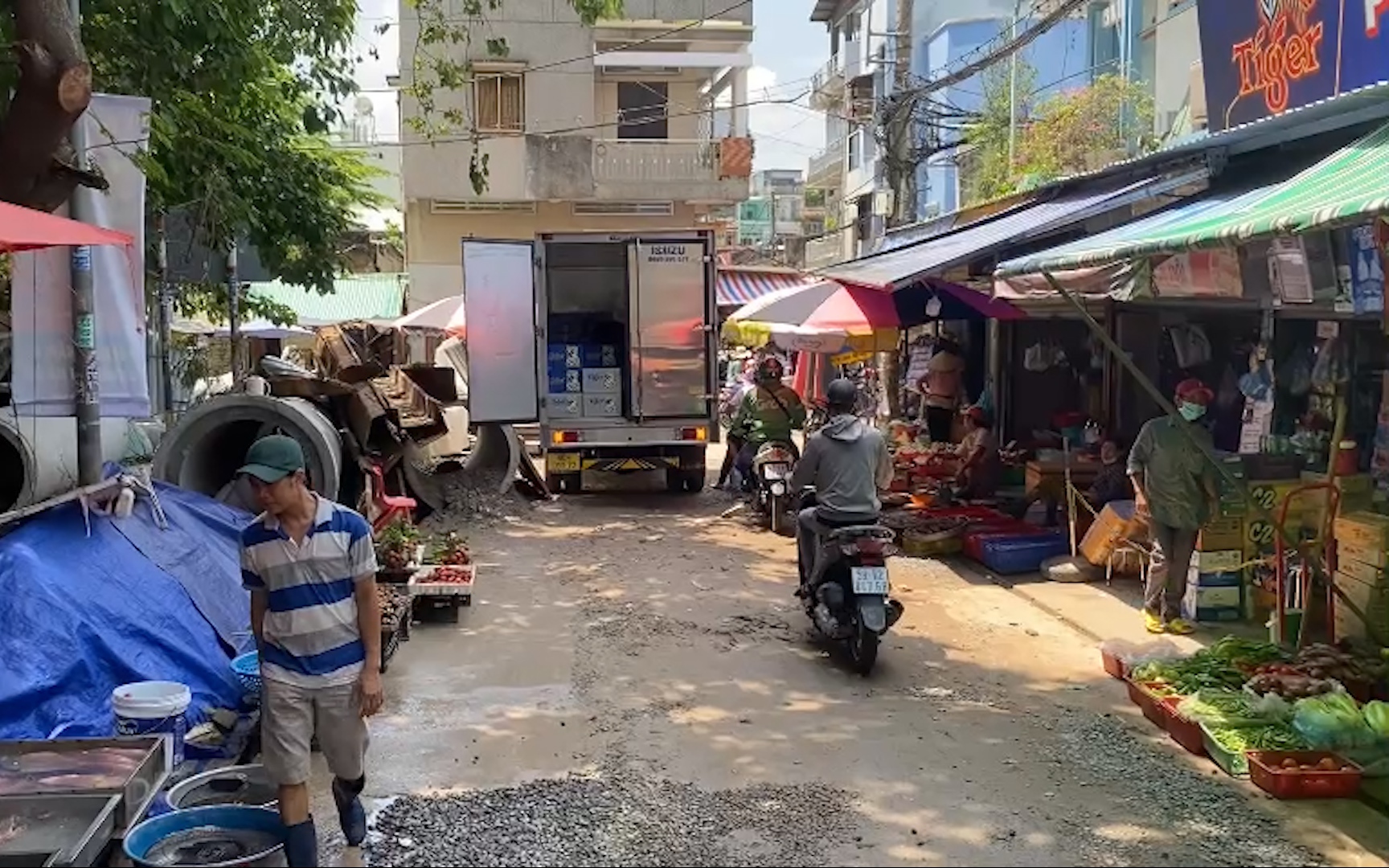 Video: Tiểu thương buôn bán ế ẩm, người dân hứng bụi, sình lầy từ công trình thoát nước chậm tiến độ