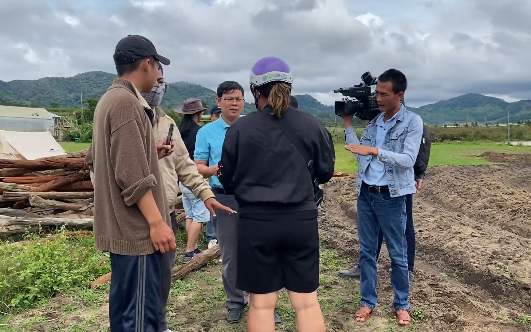 Nhóm người lạ kiên quyết ngăn cản phóng viên Dân Việt tác nghiệp nơi hành lang hồ Próh bị xâm hại