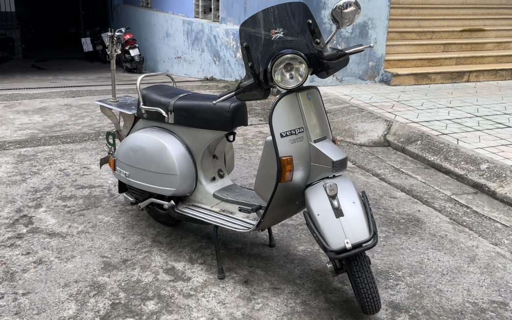 Cụ ông U80 tự tay cải tiến các tính năng độc nhất vô nhị cho chiếc Vespa PX-150E 25 năm tuổi