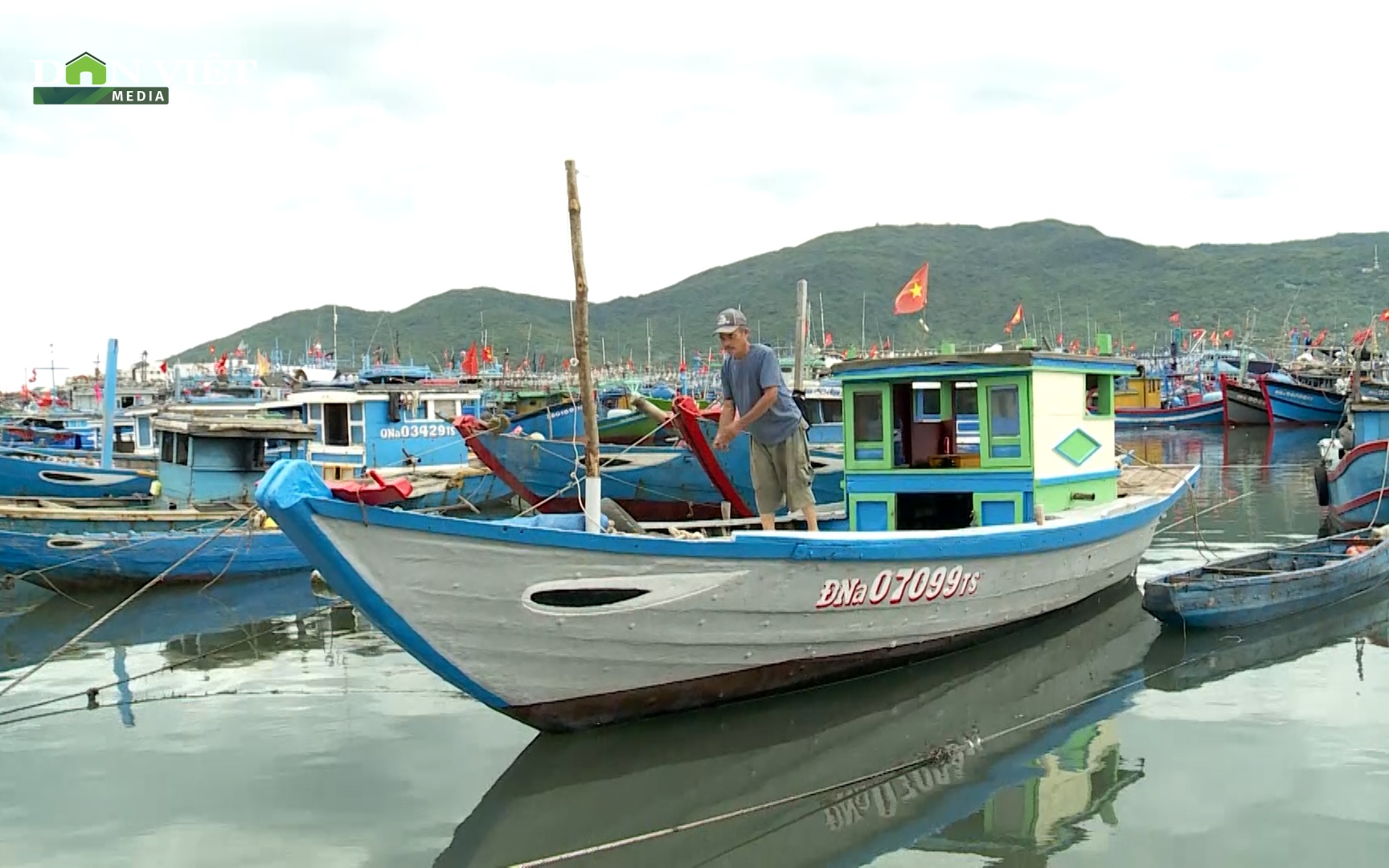 Nhiên liệu giảm giá thành, tàu cá lại vươn khơi