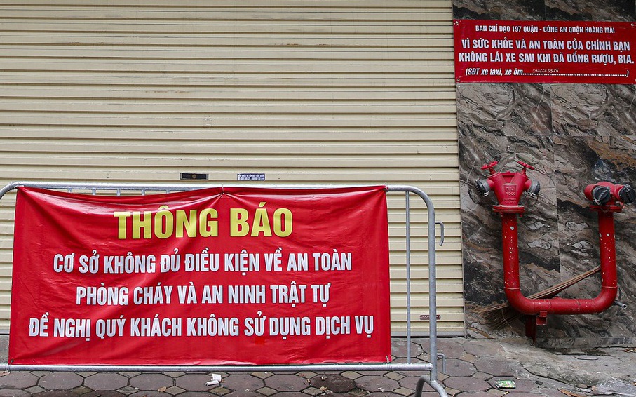 Hình ảnh quán karaoke vi phạm phòng cháy ở Hà Nội bị rào chắn, dán thông báo để ngăn hoạt động chui