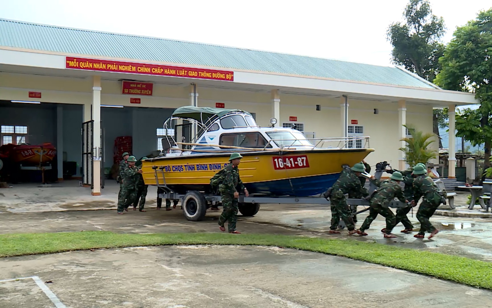 Video: Lực lượng Quân khu 5 huy động máy bay, xe đặc chủng… sẵn sàng bảo vệ người dân trước bão số 4