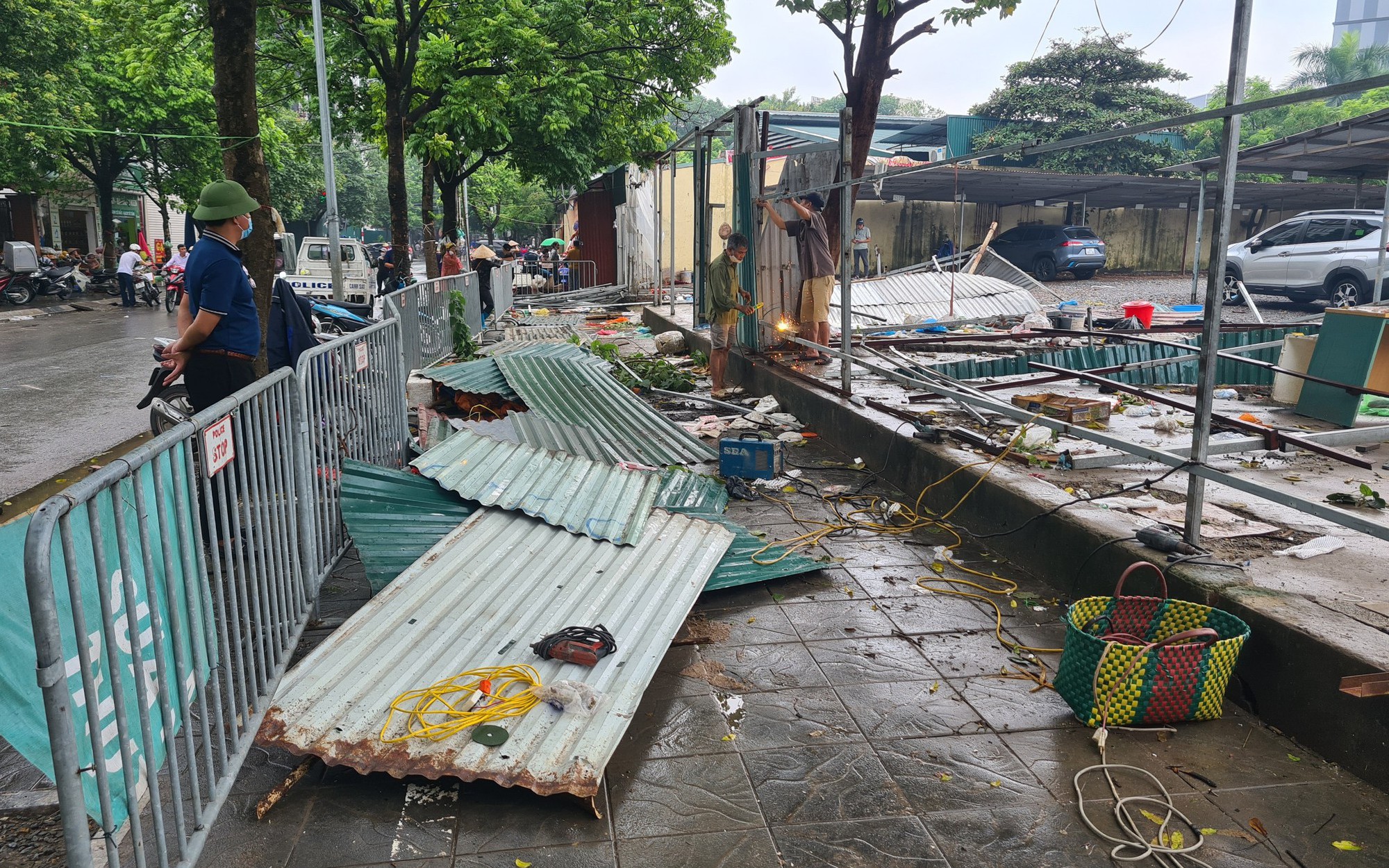 Hà Nội: “Luật ngầm” chợ đuổi Xuân La: Cắt hợp đồng với Tổ trưởng Tổ Tự quản nhận tiền “làm luật” của người bán hàng