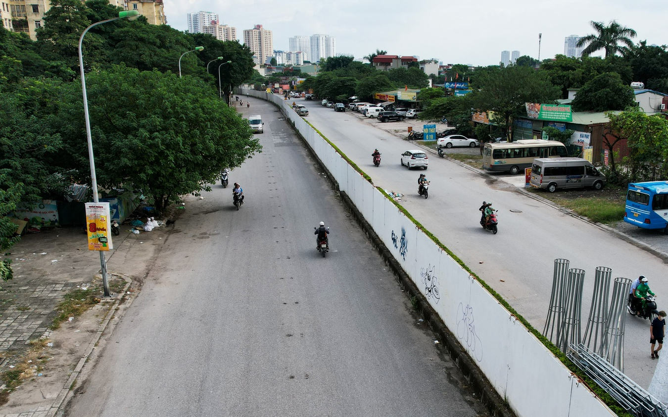 Có lệnh tháo dỡ, hàng rào bê tông trên đường vành đai 2,5 vẫn 