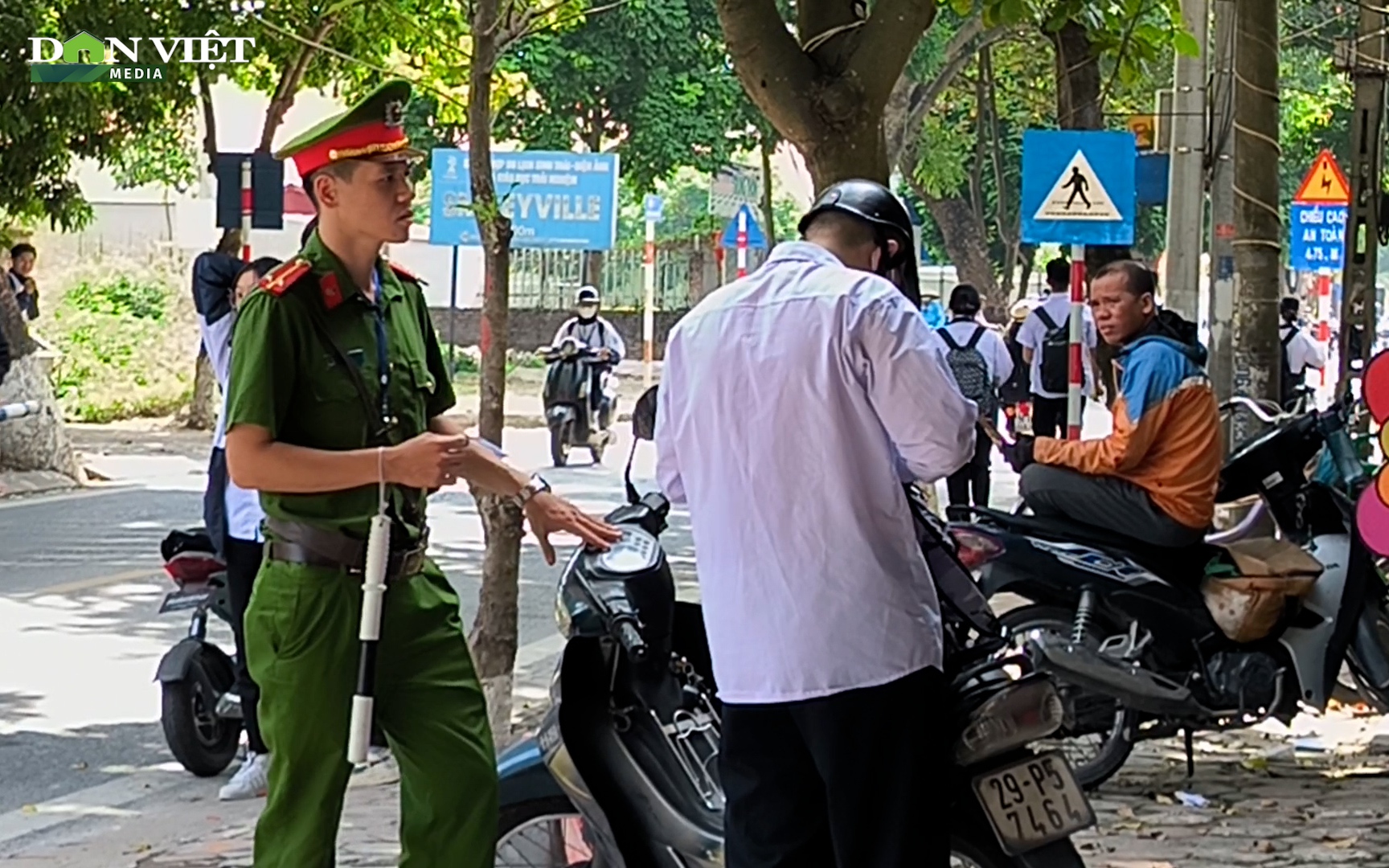 Clip: Hàng loạt học sinh vi phạm an toàn giao thông ngay trước cổng trường