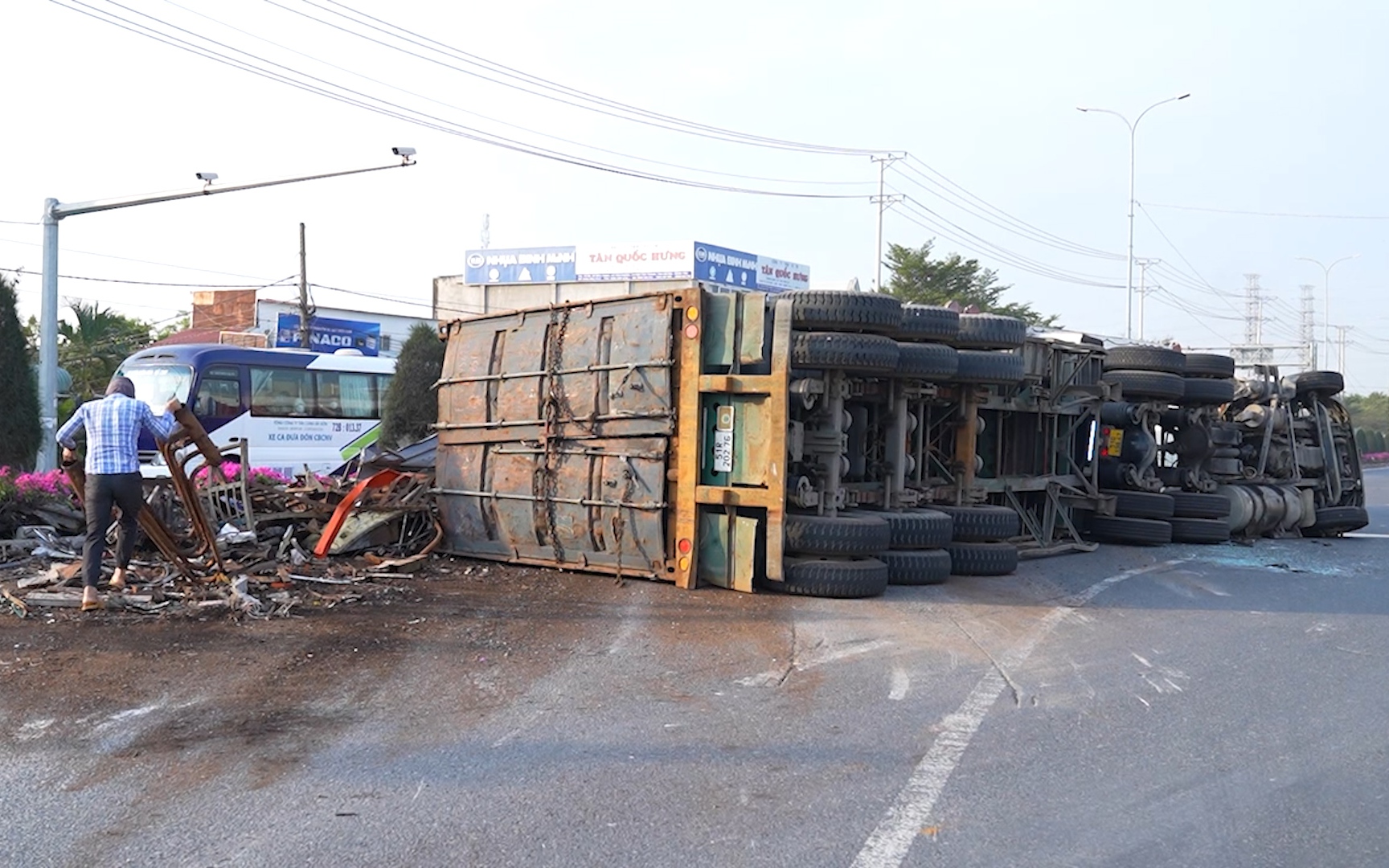 Video: Hiện trường vụ xe đầu kéo chở phế liệu lật ngang giữa đường ở Bà Rịa - Vũng Tàu