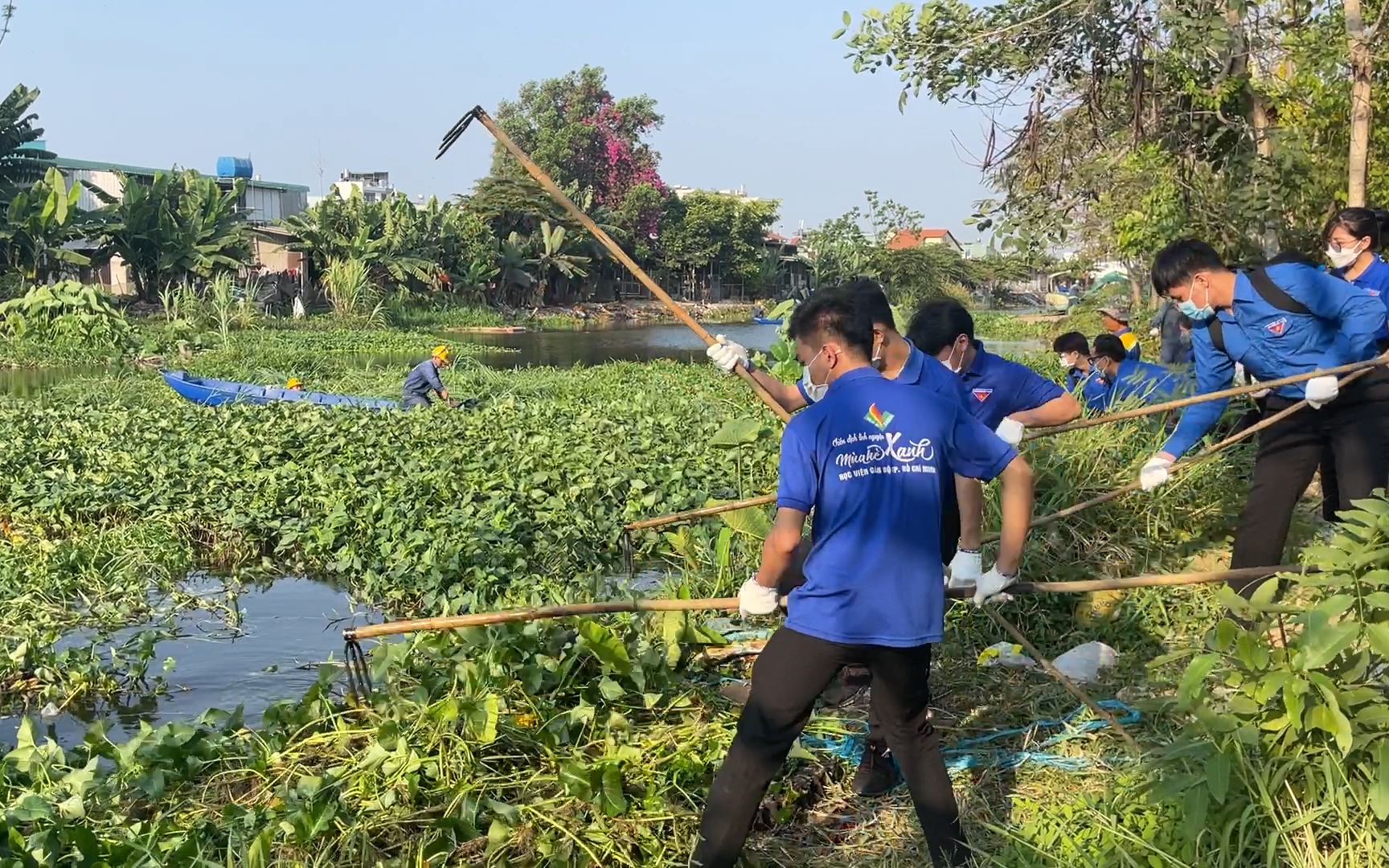 Dưới ánh nắng cực gắt, hơn 1.000 bạn trẻ ở TP.HCM cùng nhau dọn rác, làm sạch kênh Rạch Lăng 2