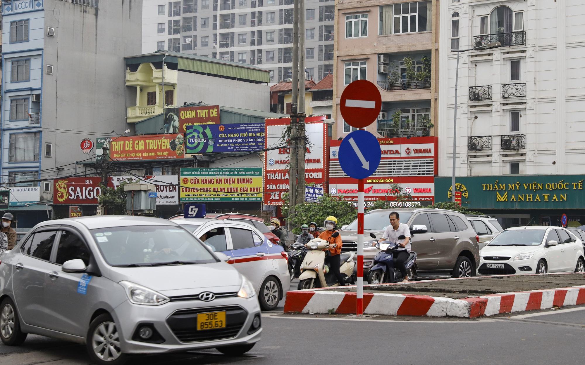 Hà Nội xén giải phân cách và đóng 12 điểm quay đầu trên trục đường Chu Văn An - Vạn Phúc