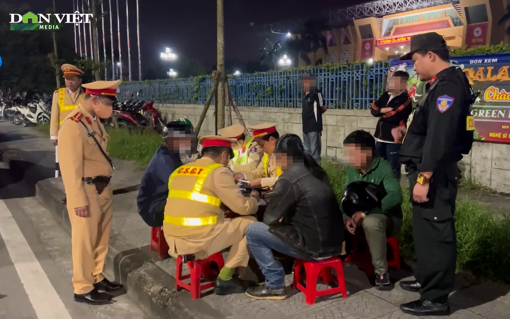 Video: Hàng trăm 