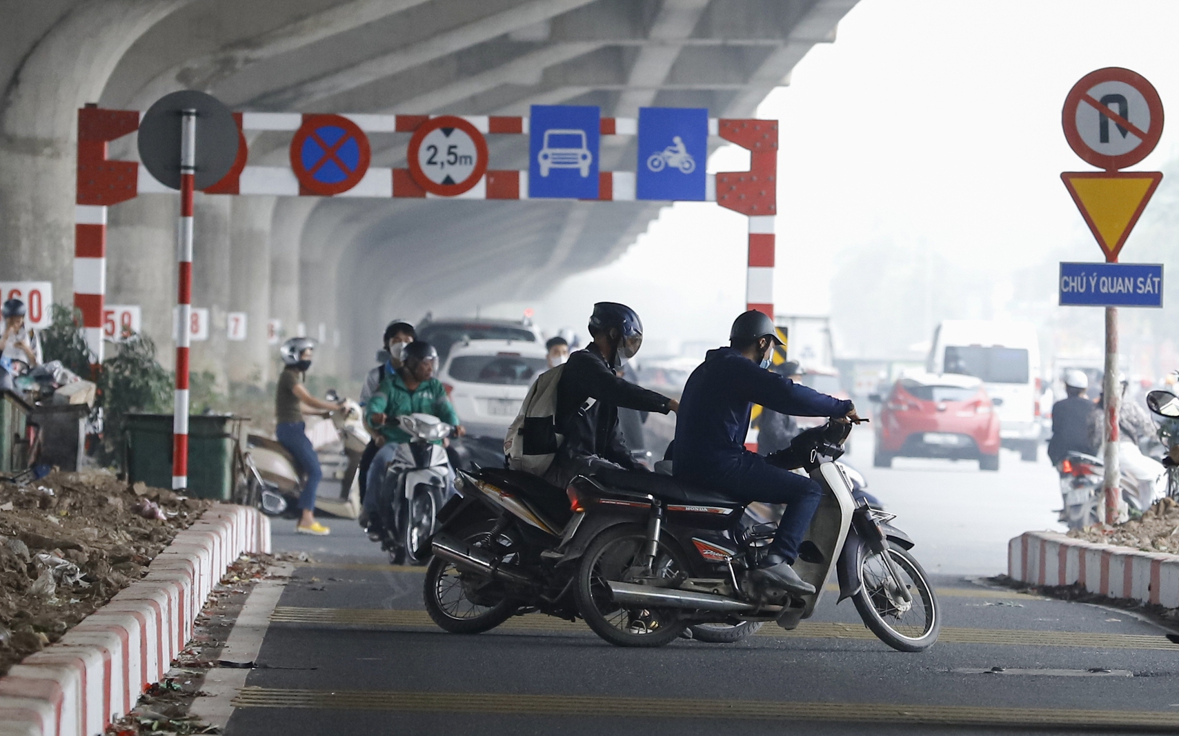 Xe máy đi ngược chiều, quay đầu bỏ chạy khi thấy chốt CSGT tại đường Nguyễn Xiển mở rộng