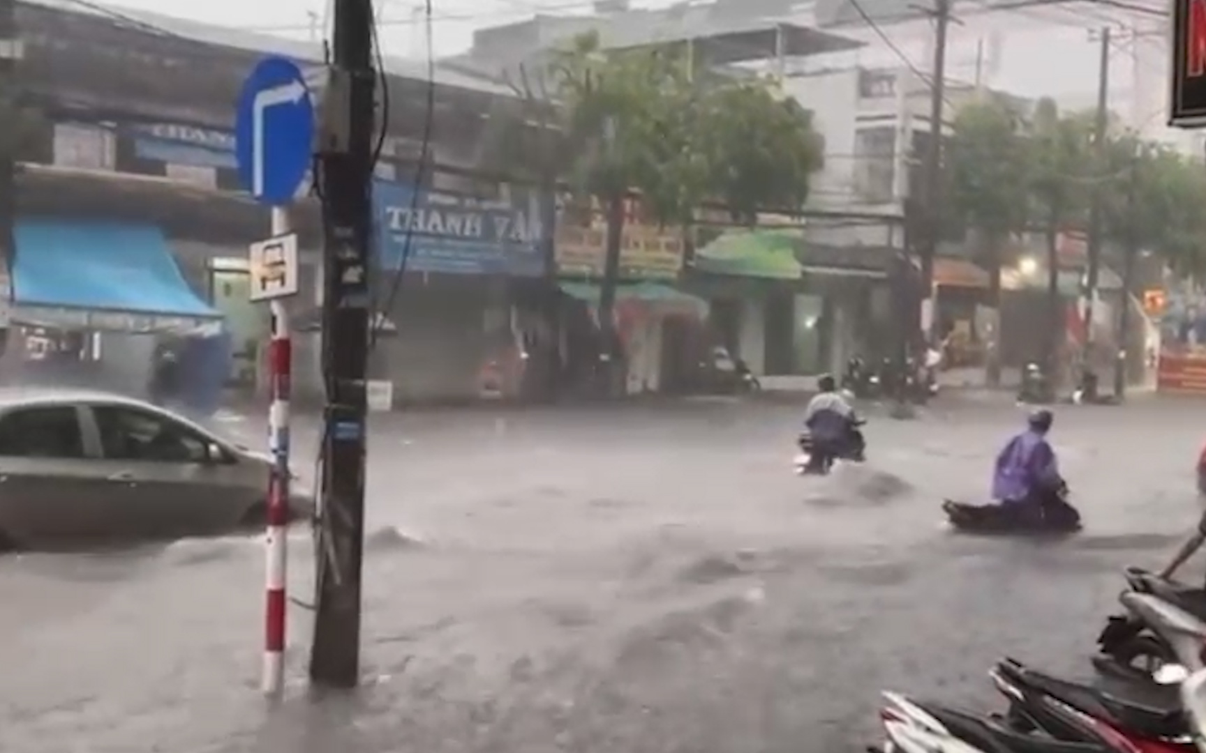 Đồng Nai: Biên Hòa có mưa đá kèm gió mạnh, nhiều nơi ngập nặng 