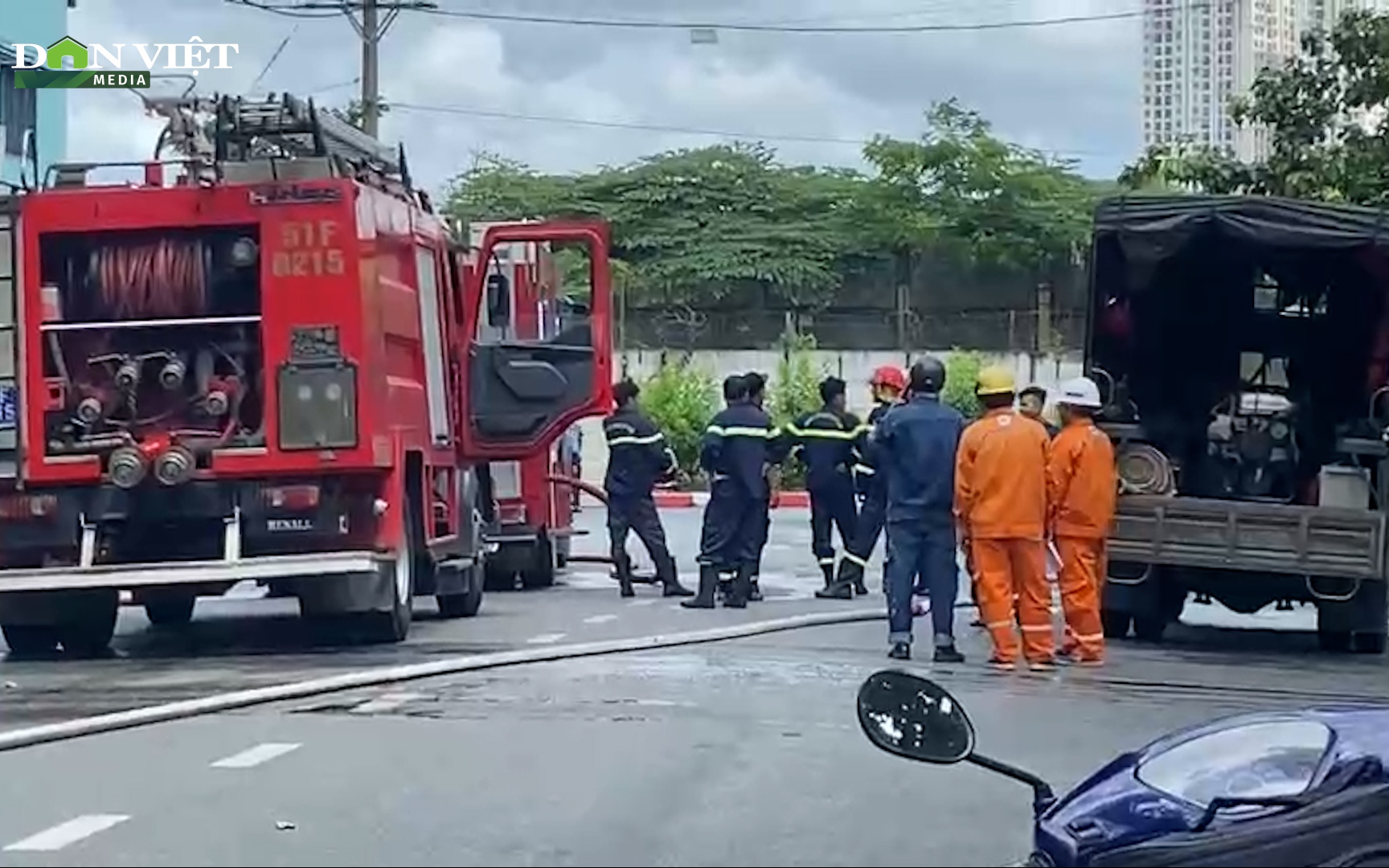 Video: Cảnh sát phá tường, đưa ống nước vào dập tắt đám cháy tại một công ty ở TP.Thủ Đức