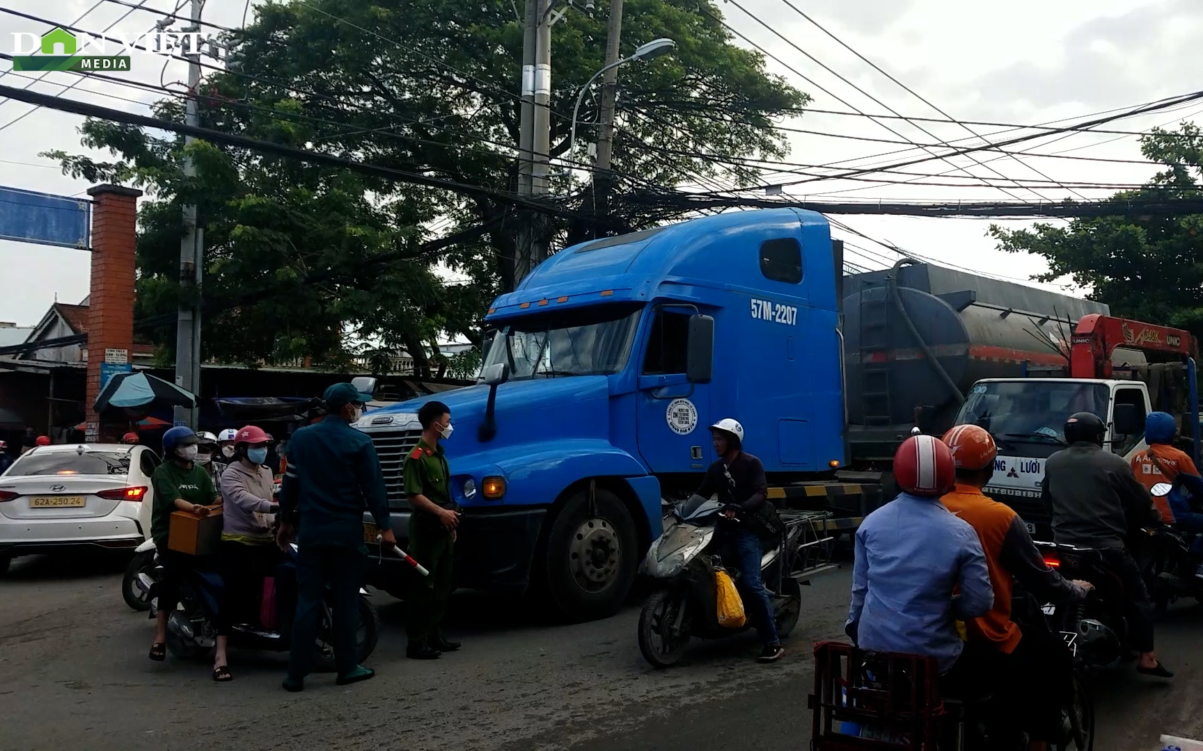 TP.HCM: Công an điều tra nguyên nhân vụ tai nạn giữa xe máy và xe đầu kéo khiến 1 người tử vong