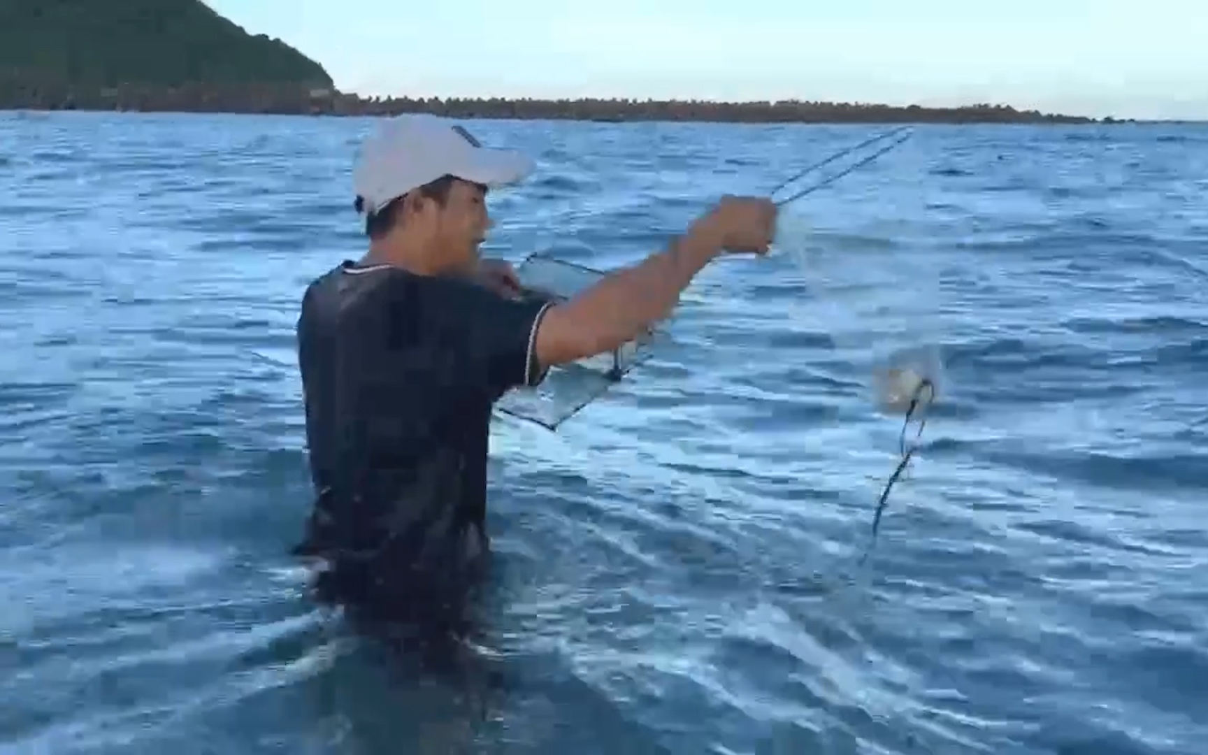 Video: Thích thú như cách người dân Sa Huỳnh vừa tắm biển vừa săn cua, ghẹ