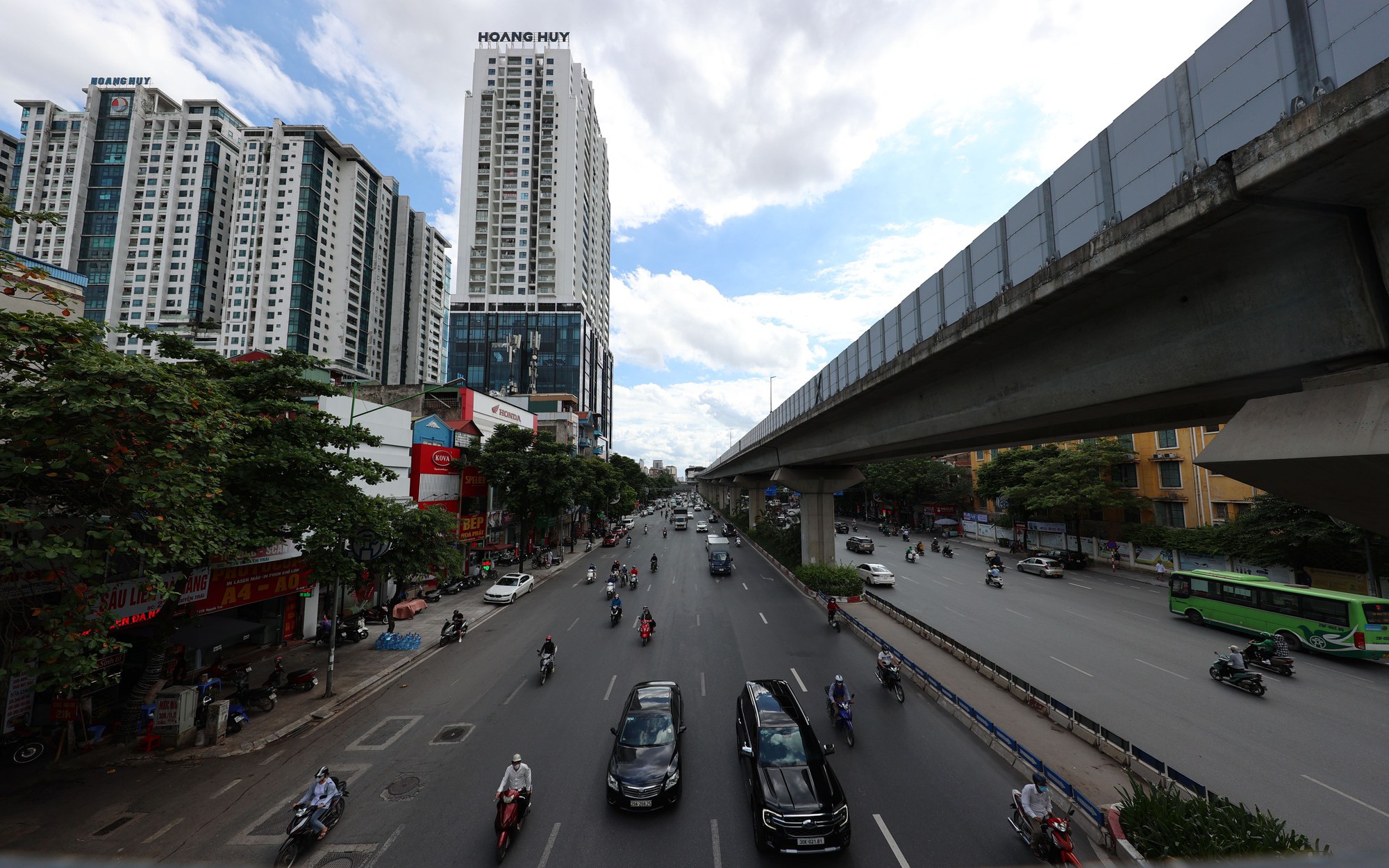 Hàng loạt dải phân cách trên đường Nguyễn Trãi được tháo dỡ sau 1 năm thí điểm