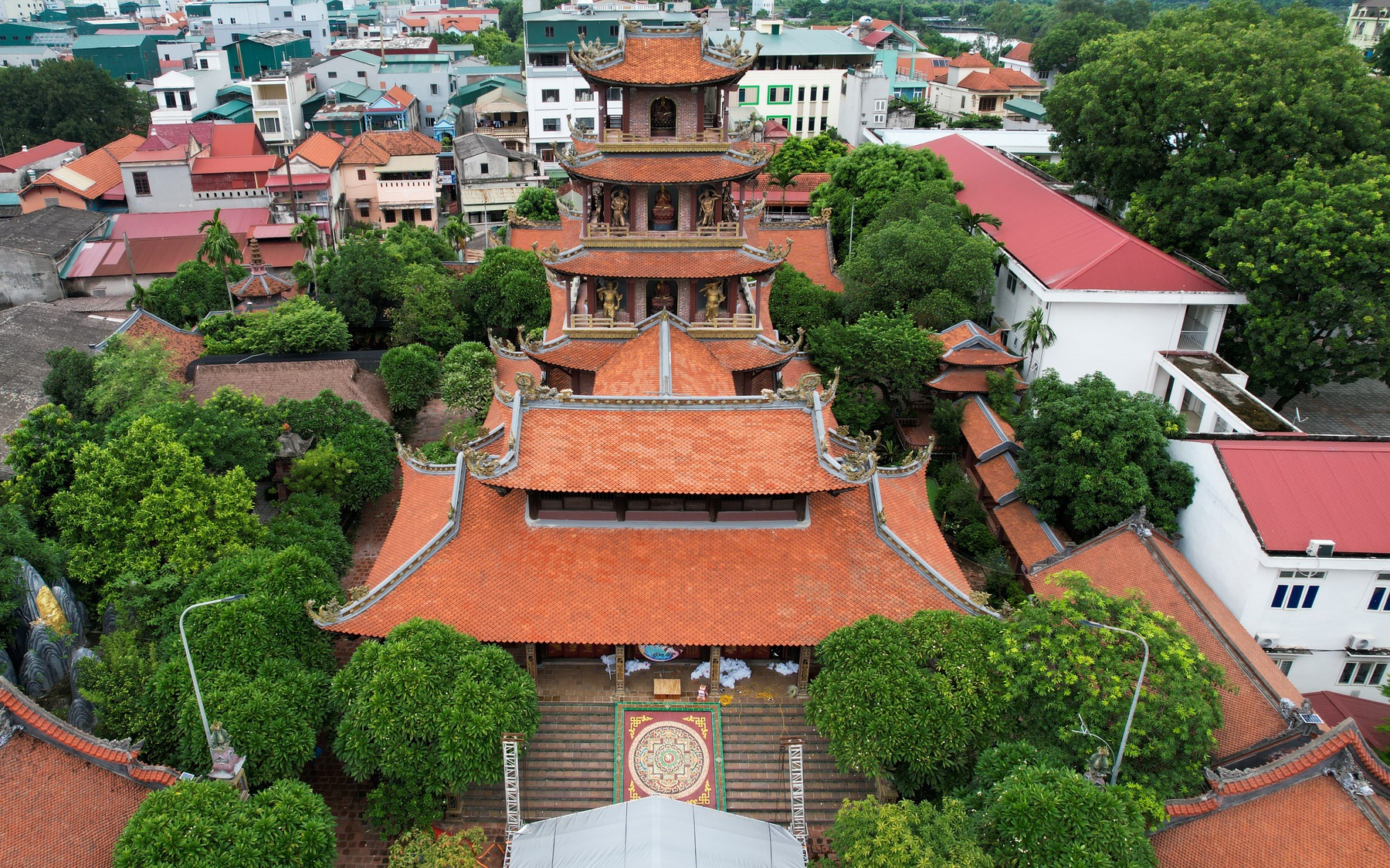 Khám phá ngôi chùa gốm sứ ở Bát Tràng