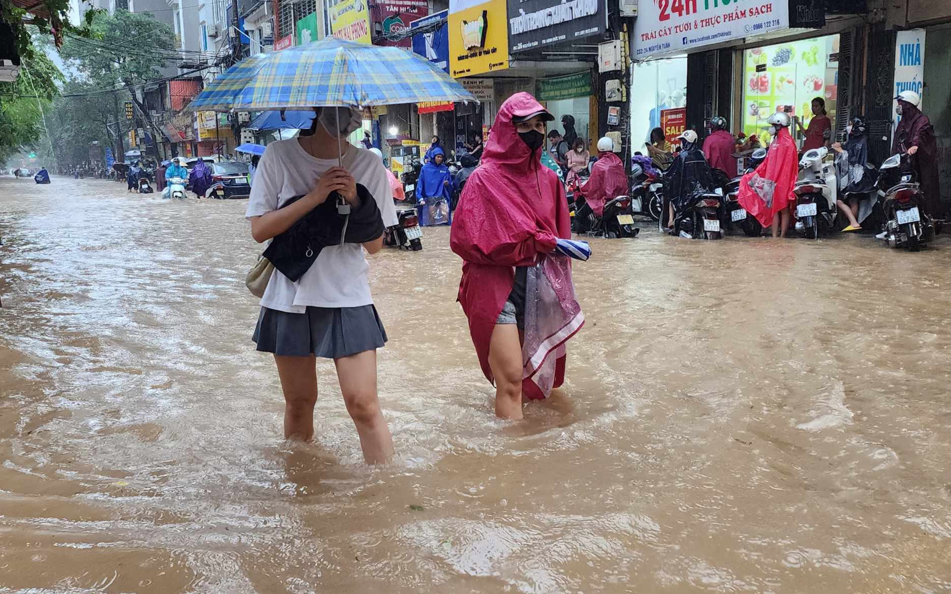 Hà Nội mưa lớn, đường phố ùn tắc và ngập lụt khắp nơi