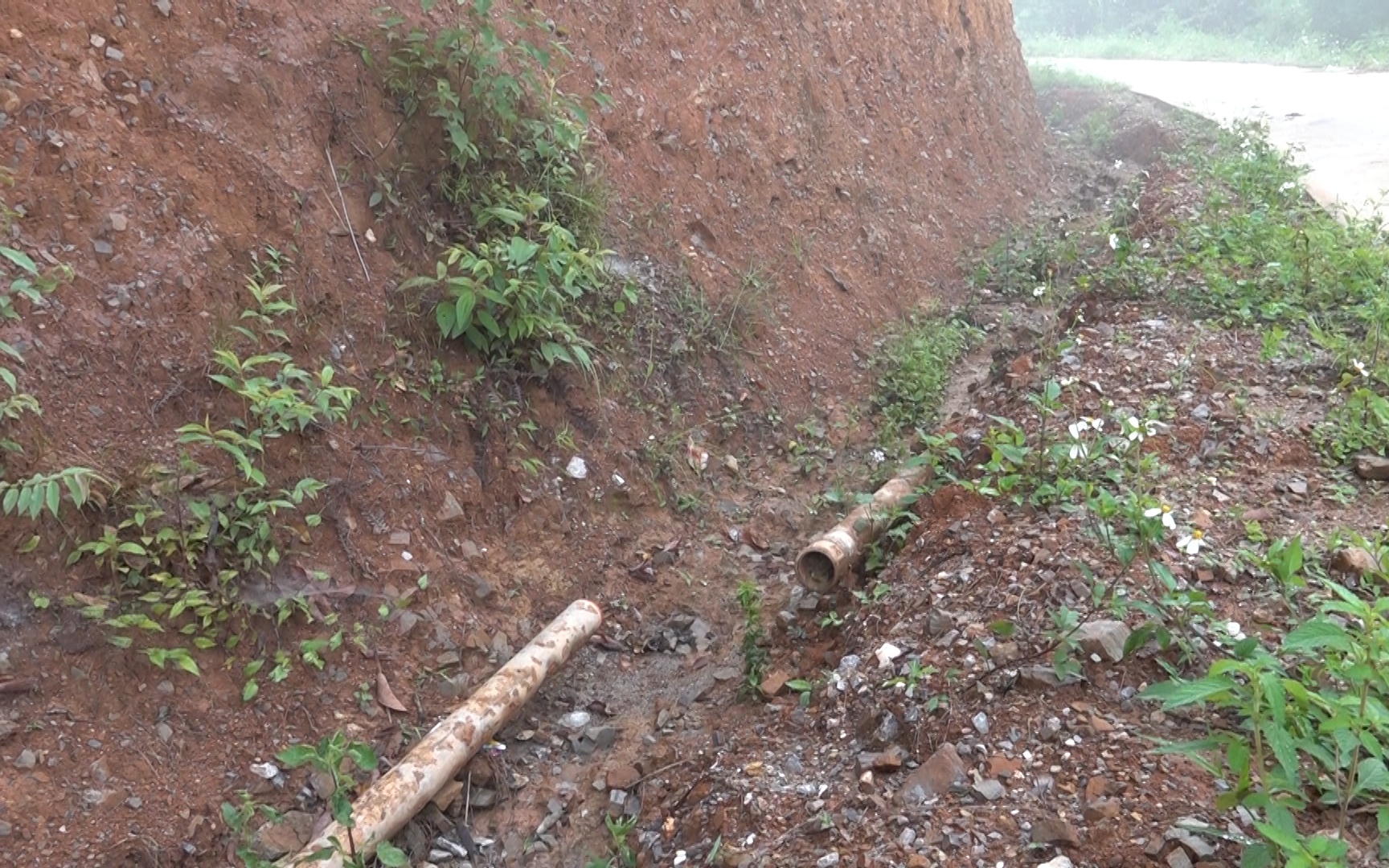 Huyện Đồng Văn (Hà Giang): Hàng chục nghìn hộ dân khát nước sạch vì dự án mở đường “phá nát” ống dẫn nước