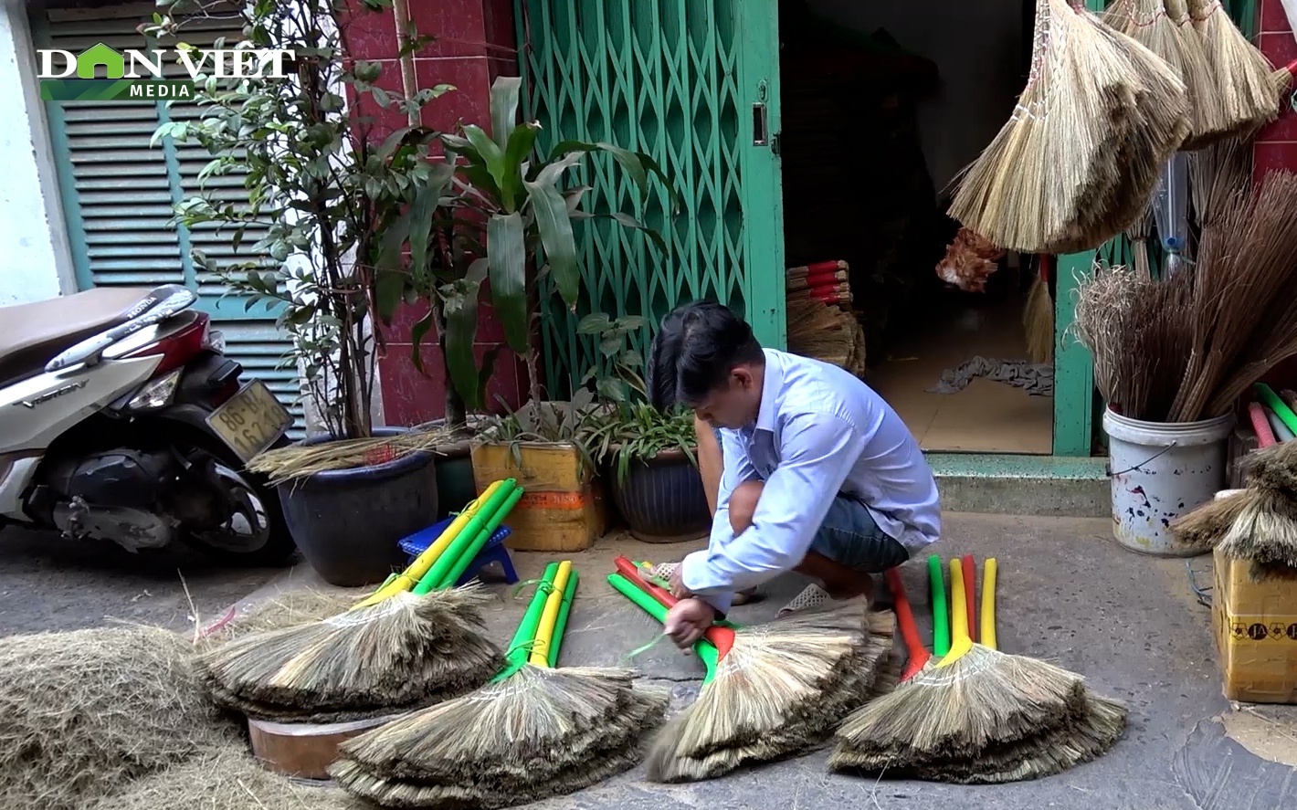 Làng chổi đót duy nhất Sài thành tất bật đơn Tết, bộn bề nỗi lo không giữ được nghề