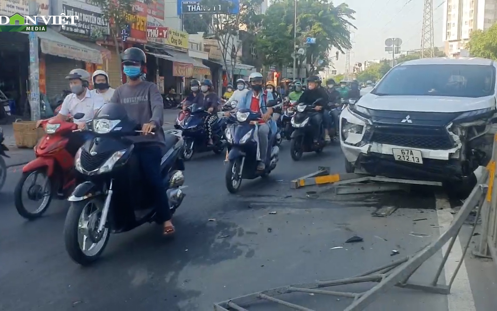 TP.HCM: Ô tô 7 chỗ bất ngờ mất lái húc vào dải phân cách, kẹt cứng một đoạn đường ở quận Bình Tân