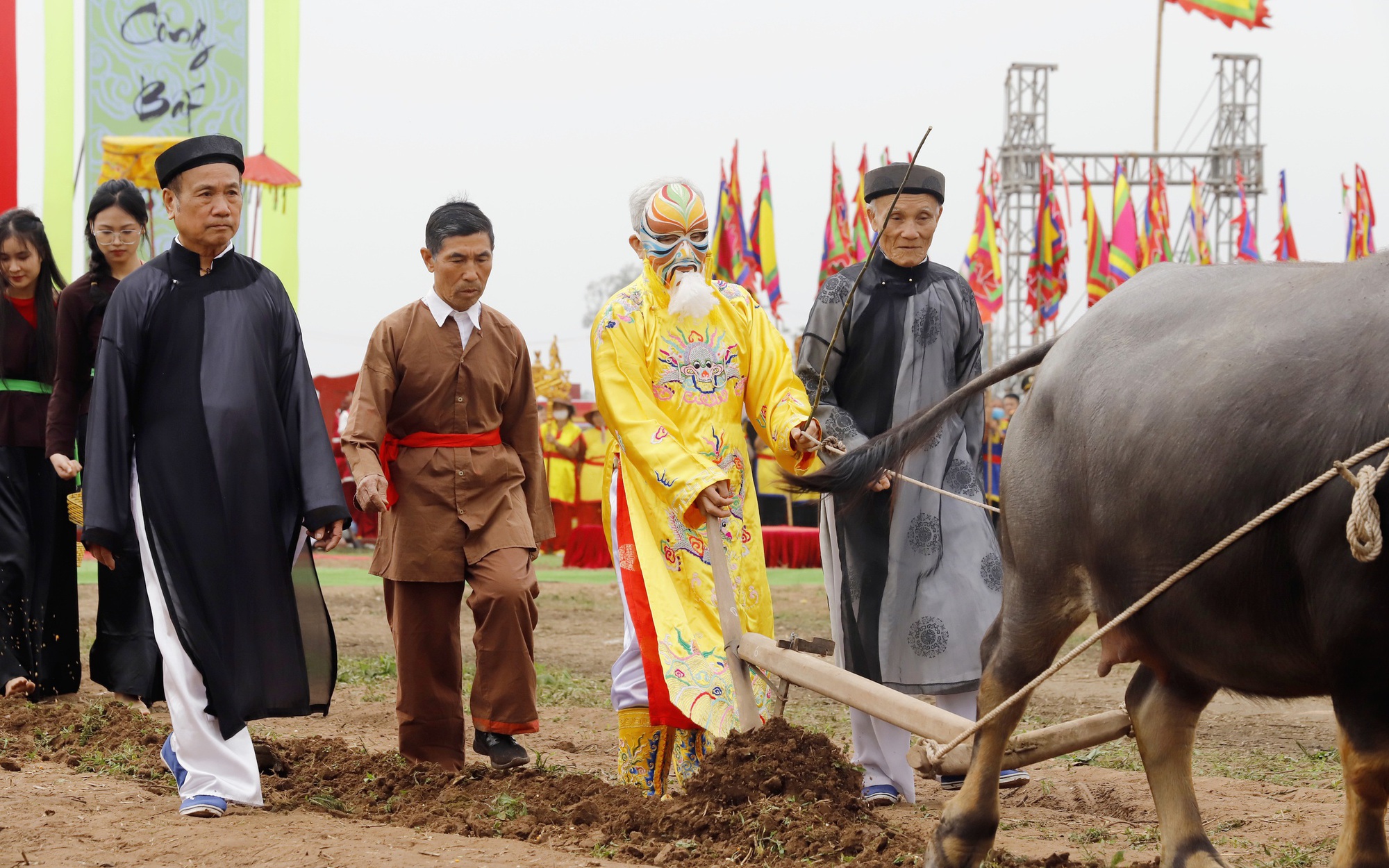 Cụ ông đeo mặt nạ, mặc long bào xuống ruộng đi cày tại Lễ hội Tịch điền 2024