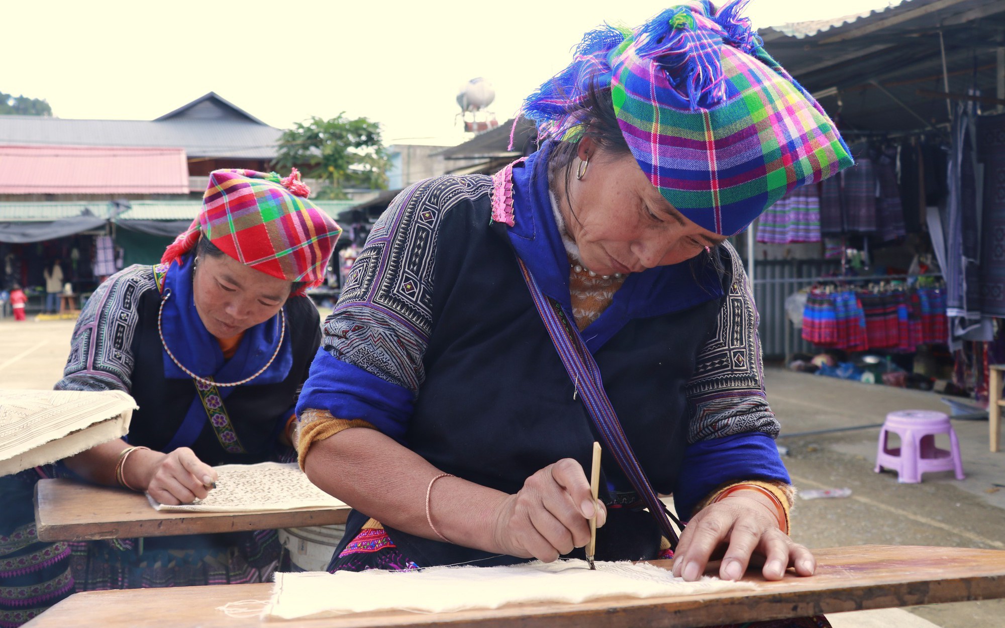 Dùng sáp ong vẽ hoa văn trên vải, các 