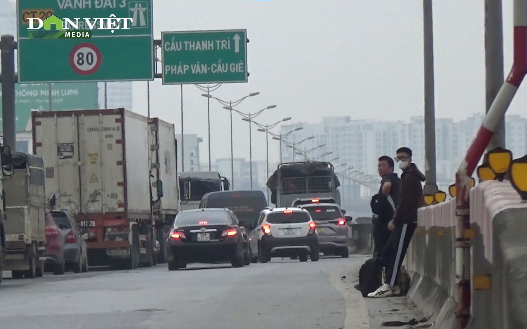 Bất chấp nguy hiểm, nhiều nhà xe vẫn “liều lĩnh” đón trả khách trên đường Vành đai 3 và cao tốc