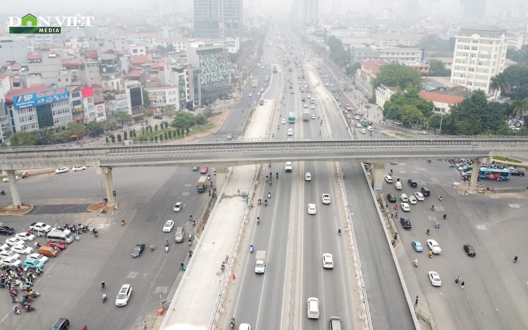 Hạng mục nào đang được triển khai gấp rút trên cầu vượt Mai Dịch để kịp thông xe trong quý I/2024?